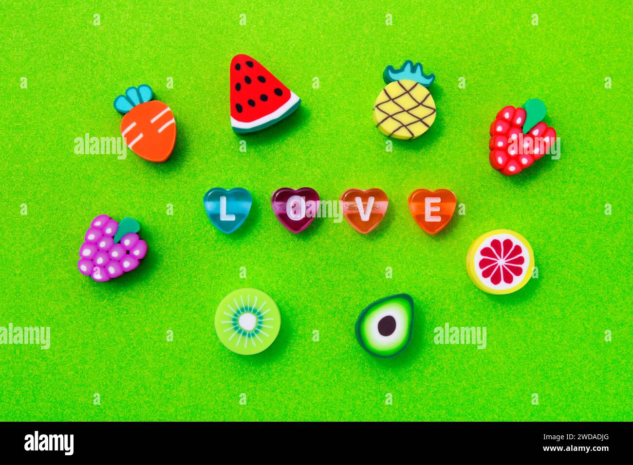 Amore di parole circondato da frutta Foto Stock