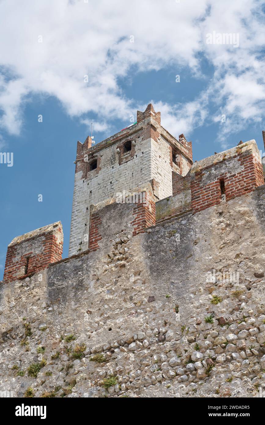 Vista dal centro storico di Malcesine in Italia fino alla torre del Castello Scaligero Foto Stock