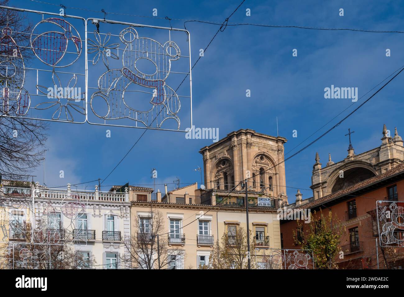 Decorazioni natalizie nella piazza Bib-Rambla di Granada (Spagna) in una soleggiata mattinata d'inverno Foto Stock