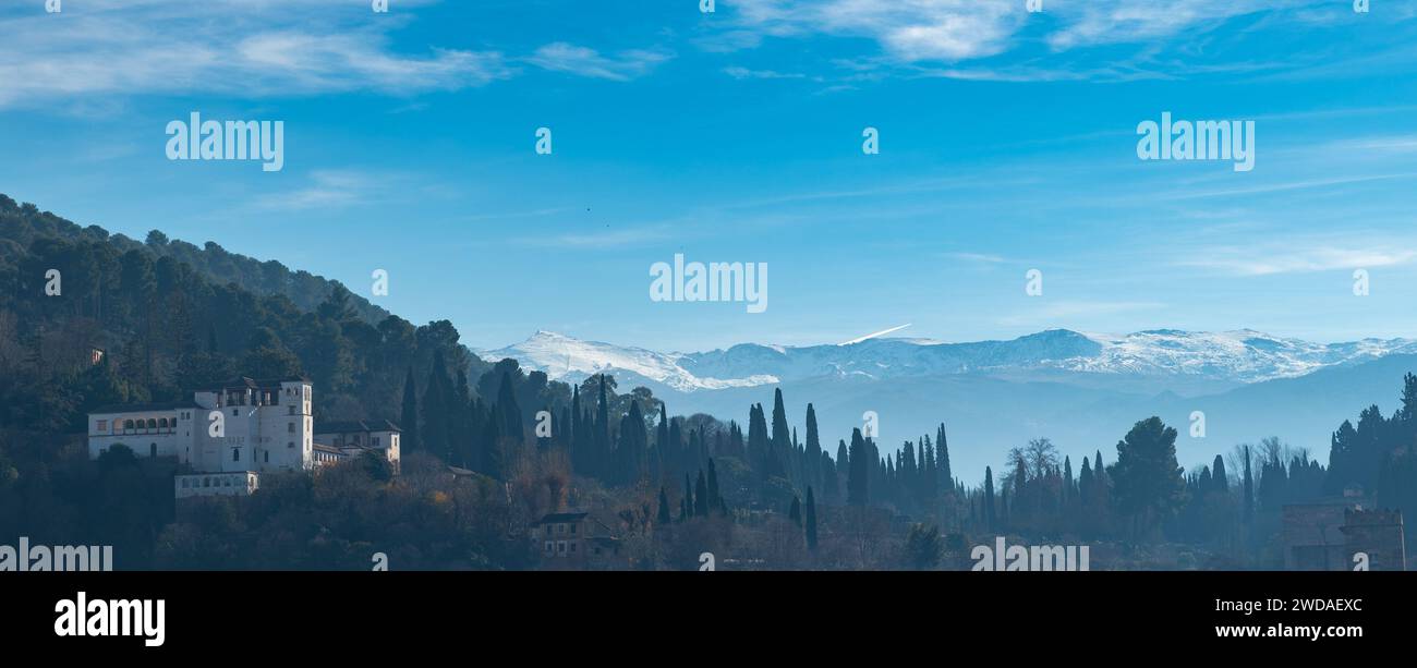 Vista panoramica del Generalife nell'Alhambra (Granada, Spagna) con le cime innevate della Sierra Nevada sullo sfondo Foto Stock