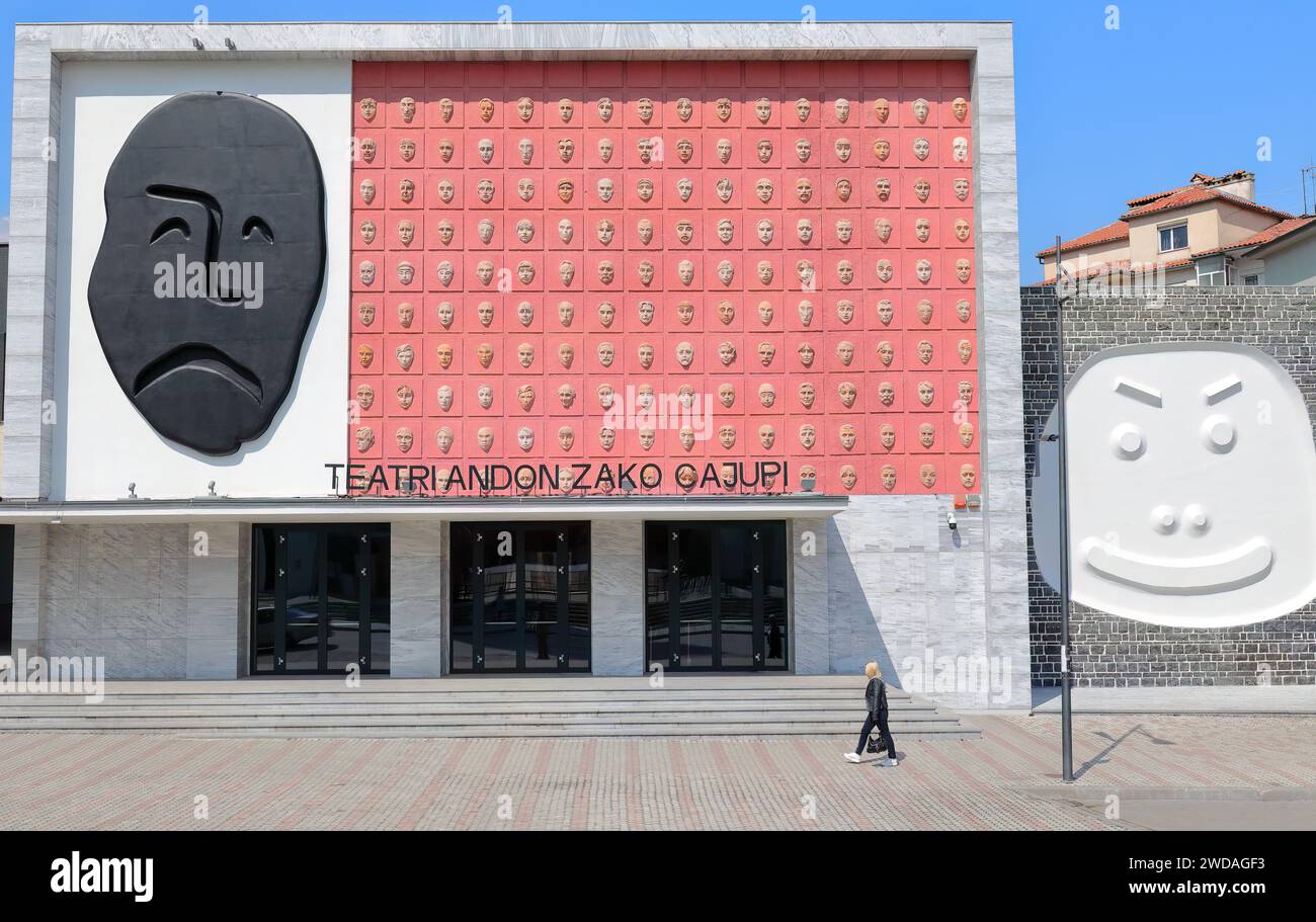 249 facciata dei Teatri Andon Zako Cajupi decorata con le maschere della tragedia e della commedia e altri 160 come pubblico. Korca-Albania. Foto Stock