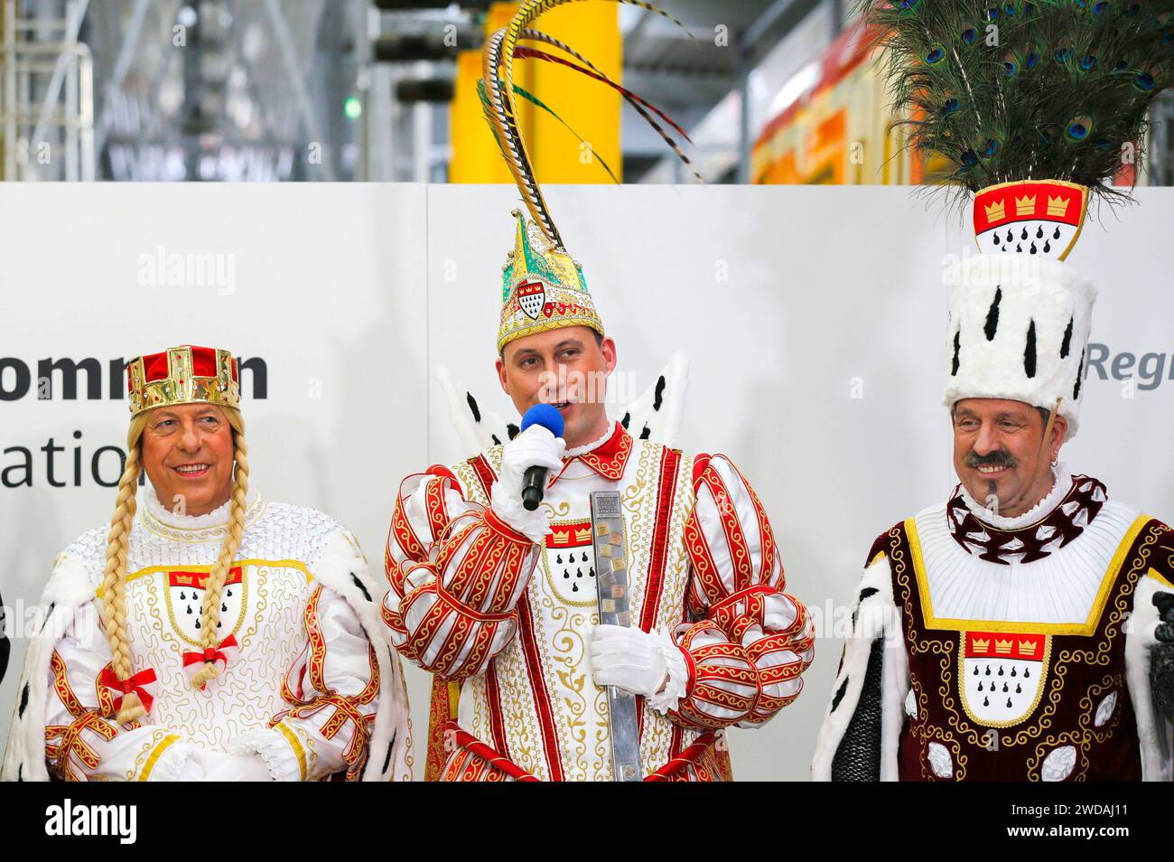 Kölner Dreigestirn: Jungfrau Frieda Friedrich Klupsch, Prinz Sascha I.. Sascha Klupsch und Bauer Werner Werner Klupsch bei der Präsentation der Karnevals S-Bahn für die Session 2024 mit dem Kölner Dreigestirn im S-Bahn-Werk Köln Nippes. Köln, 19.01.2024 *** triumvirato di Colonia Maid Frieda Friedrich Klupsch , Prince Sascha i Sascha Klupsch e Farmer Werner Werner Klupsch alla presentazione del carnevale S Bahn per la sessione 2024 con il triumvirato di Colonia presso lo stabilimento S Bahn di Colonia Nippes Colonia, 19 01 2024 foto:XR.xSchmiegeltx/xFuturexImagex karnevals S S bahn 4123 Foto Stock