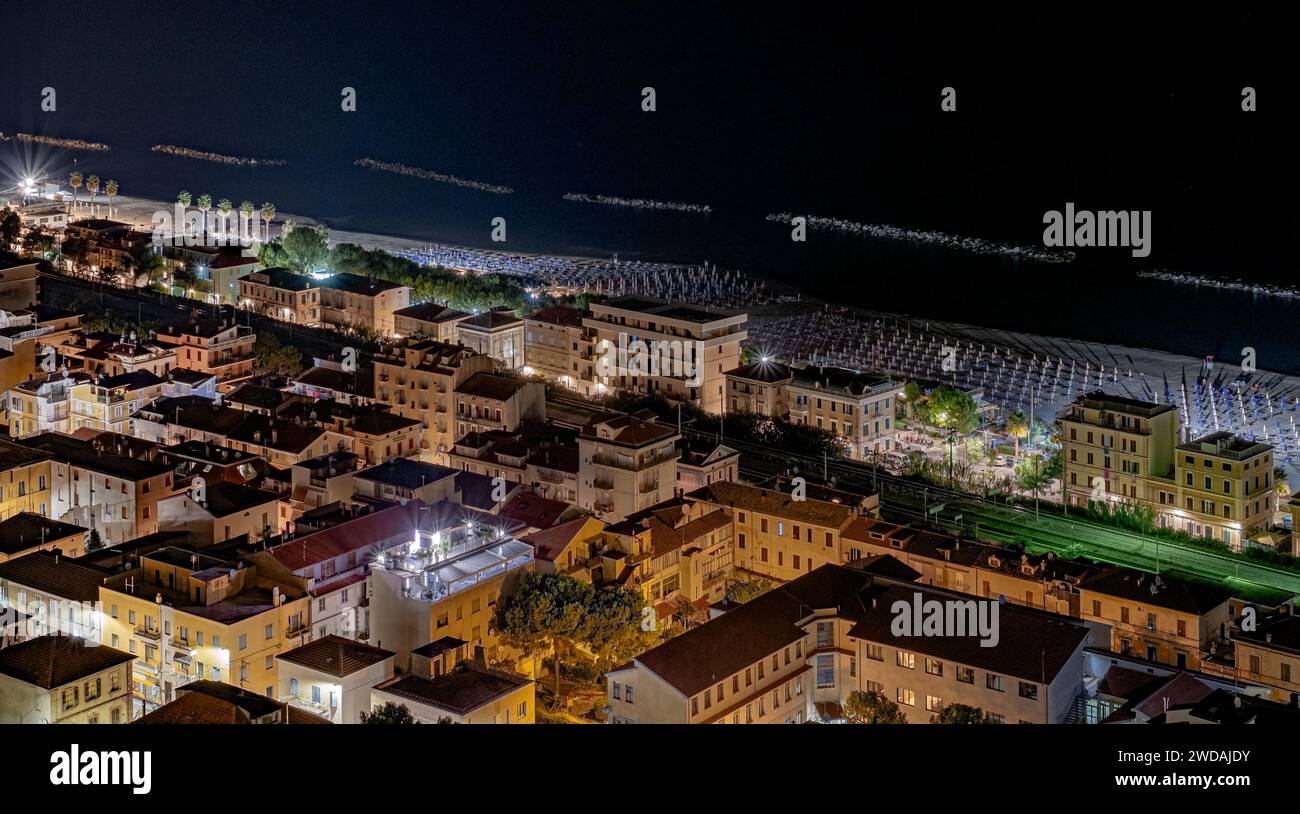 Visione notturna di Cupra Marittima e della sua spiaggia. Acoli piccolo, Marche, Italia Foto Stock
