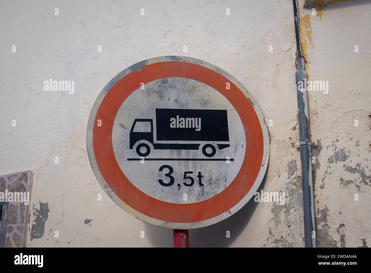 cartello stradale per camion da 3,5 t sulla parete di un edificio, limitazione di peso. Foto Stock