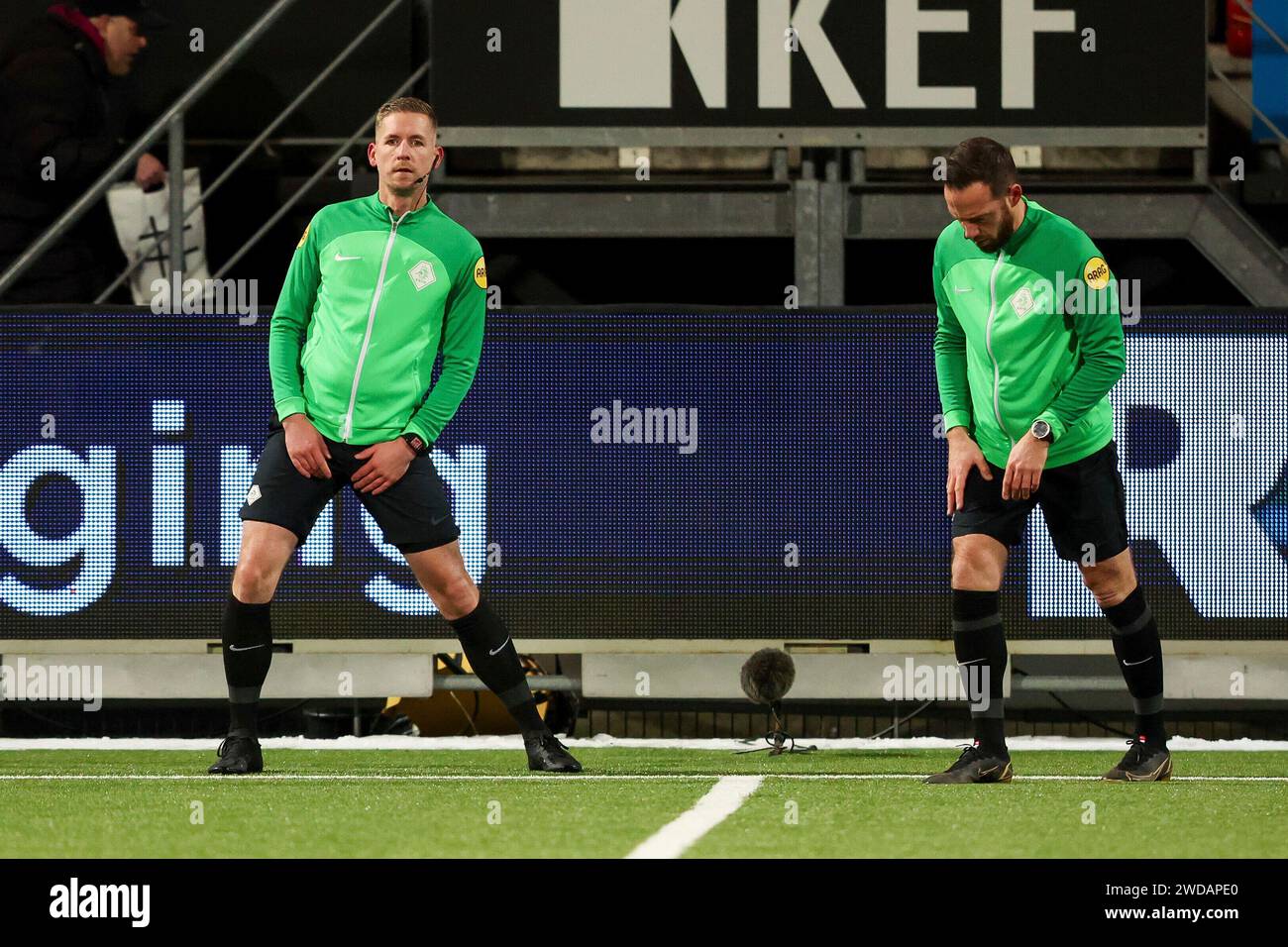 Rotterdam, Nederland. 19 gennaio 2024. ROTTERDAM, NEDERLAND - 19 GENNAIO: Riscaldamento dell'arbitro Edwin van de Graaf, dell'arbitro assistente Richard Polman durante il match Eredivisie olandese tra Excelsior Rotterdam e sc Heerenveen al Van Donge & De Roo Stadion il 19 gennaio 2024 a Rotterdam, Nederland. (Foto di Hans van der Valk/Orange Pictures) credito: dpa/Alamy Live News Foto Stock