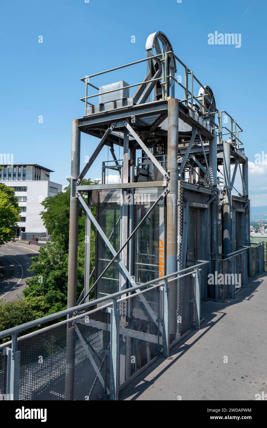 Una struttura architettonica moderna con lati in filo di acciaio e una ringhiera aperta per un'atmosfera spaziosa e ariosa Foto Stock