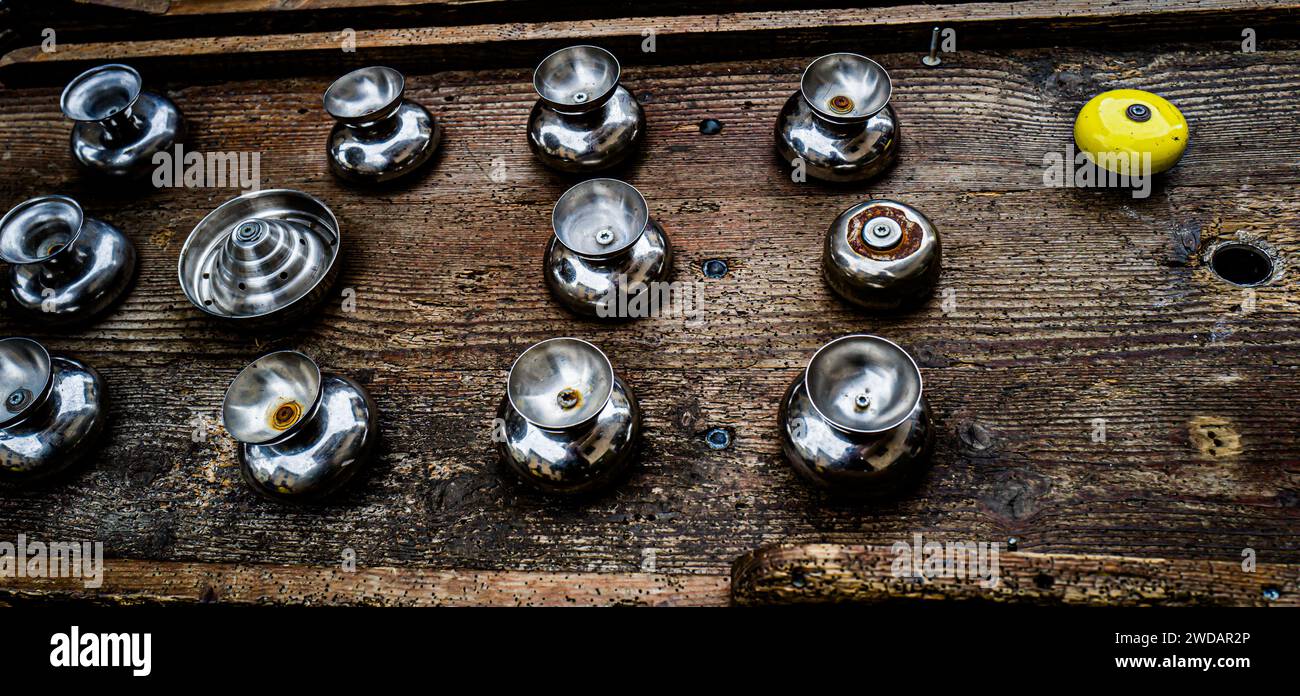 Primo piano di una palla gialla brillante e manopole assortite Foto Stock