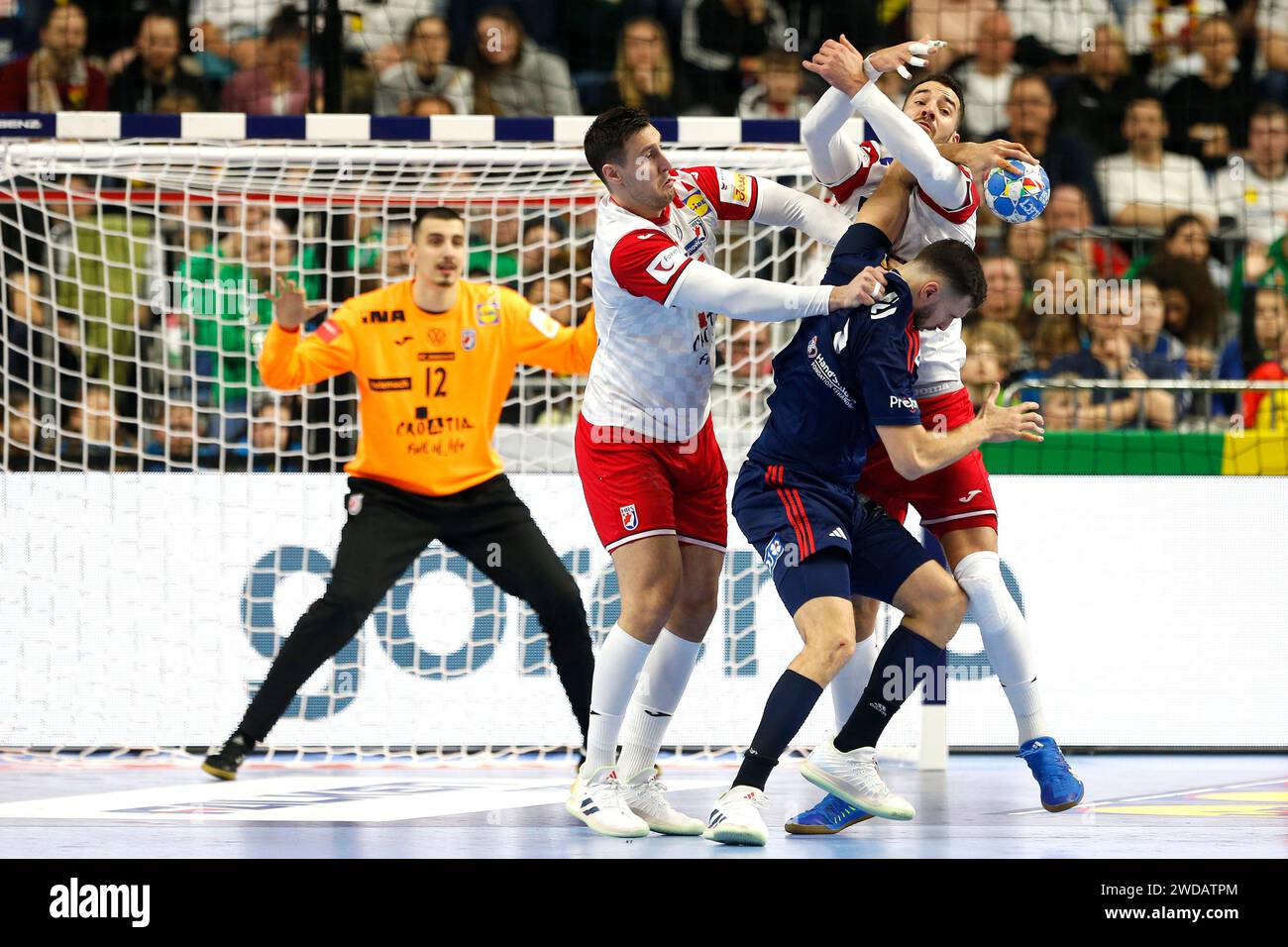 Handball, EHF-Europameisterschaft der Männer Hauptrunde Lanxess-Arena in Köln 18.01.2024 Frankreich (fra) gegen Kroatien (CRO) 34:32 Tomislav KUSAN (CRO) 2.v.li.-, Nedim REMILI (fra) 2.v.re. Und Zvonimir SRNA (CRO) re.- foto : Norbert Schmidt, Düsseldorf Foto Stock