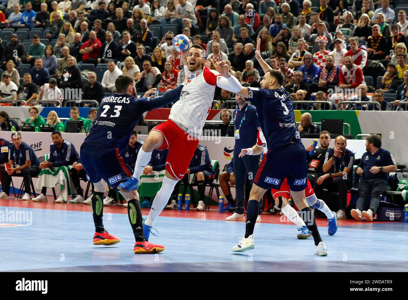 Handball, EHF-Europameisterschaft der Männer Hauptrunde Lanxess-Arena in Köln 18.01.2024 Frankreich (fra) gegen Kroatien (CRO) 34:32 Ludovic FABREGAS (fra) li.-, Zvonimir SRNA (CRO) 2.v.li.- und Nedim REMILI (fra) re.- foto : Norbert Schmidt, Düsseldorf Foto Stock