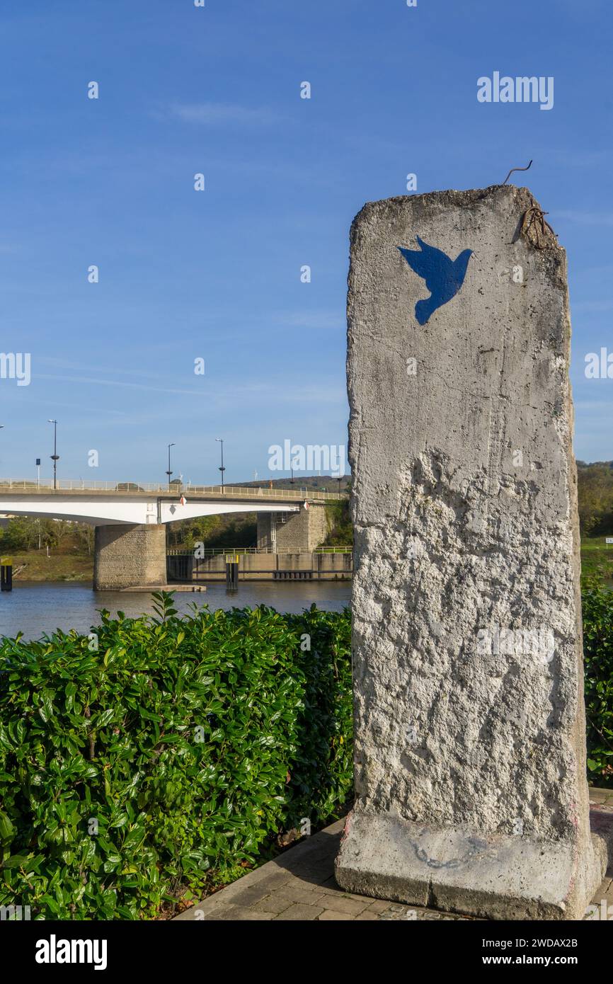 Il resto del muro berlinese con la colomba blu simbolo della pace nel villaggio chiamato Schengen Foto Stock