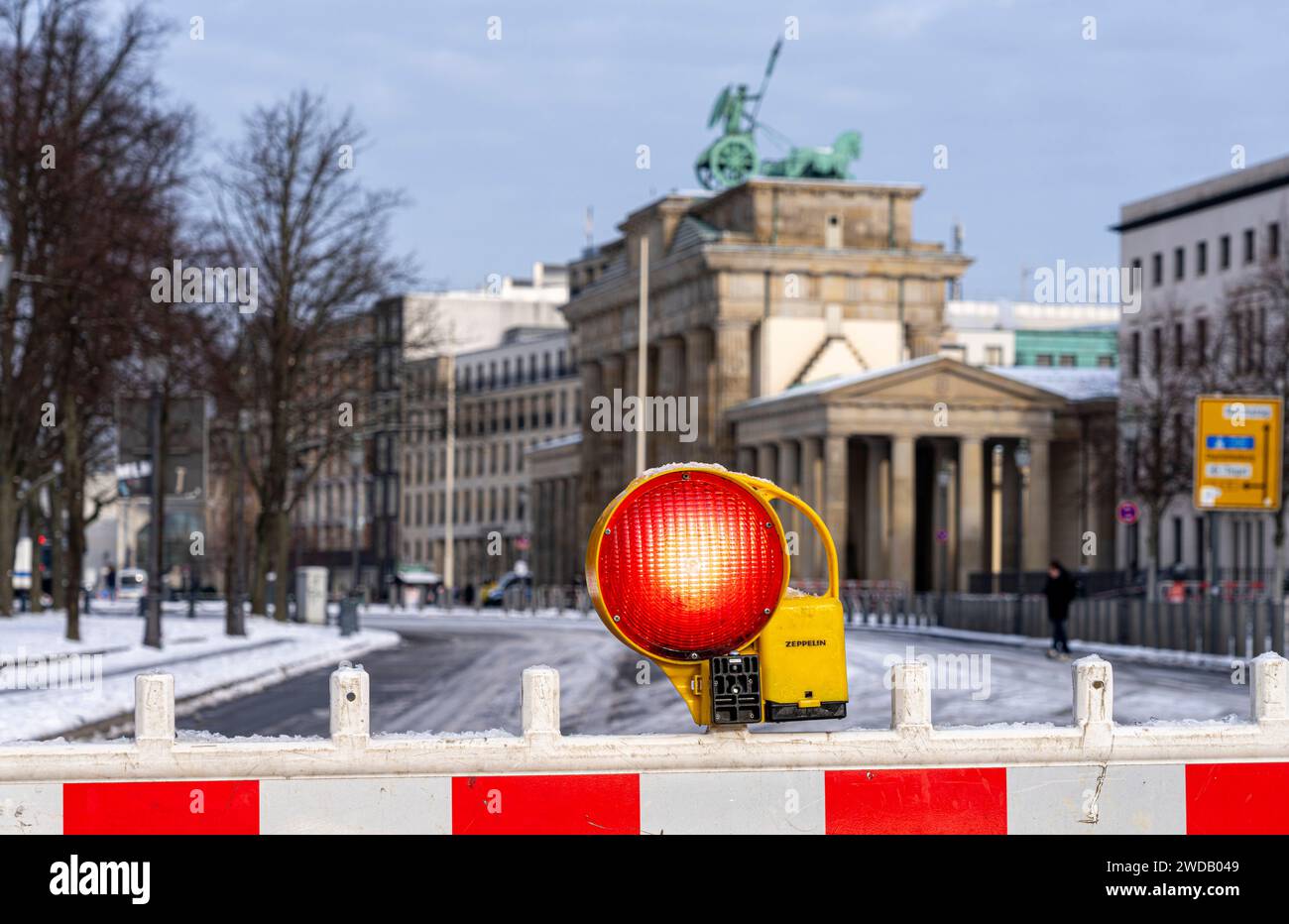 Traffico stradale, barriere relative al traffico alla porta di Brandeburgo, Berlino, Germania Foto Stock