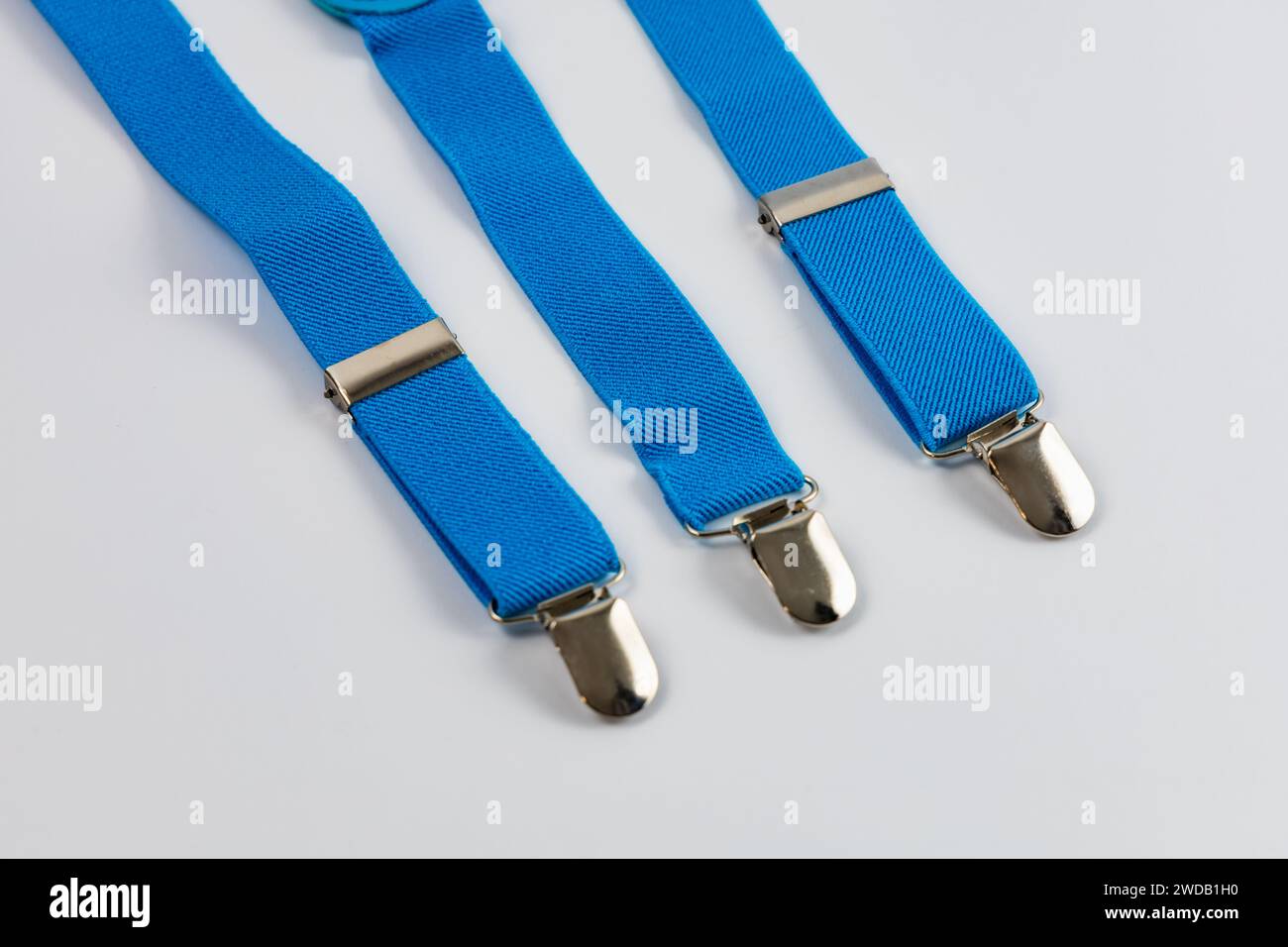 Bretelle con pantaloni piccoli e blu in tessuto elastico Foto Stock