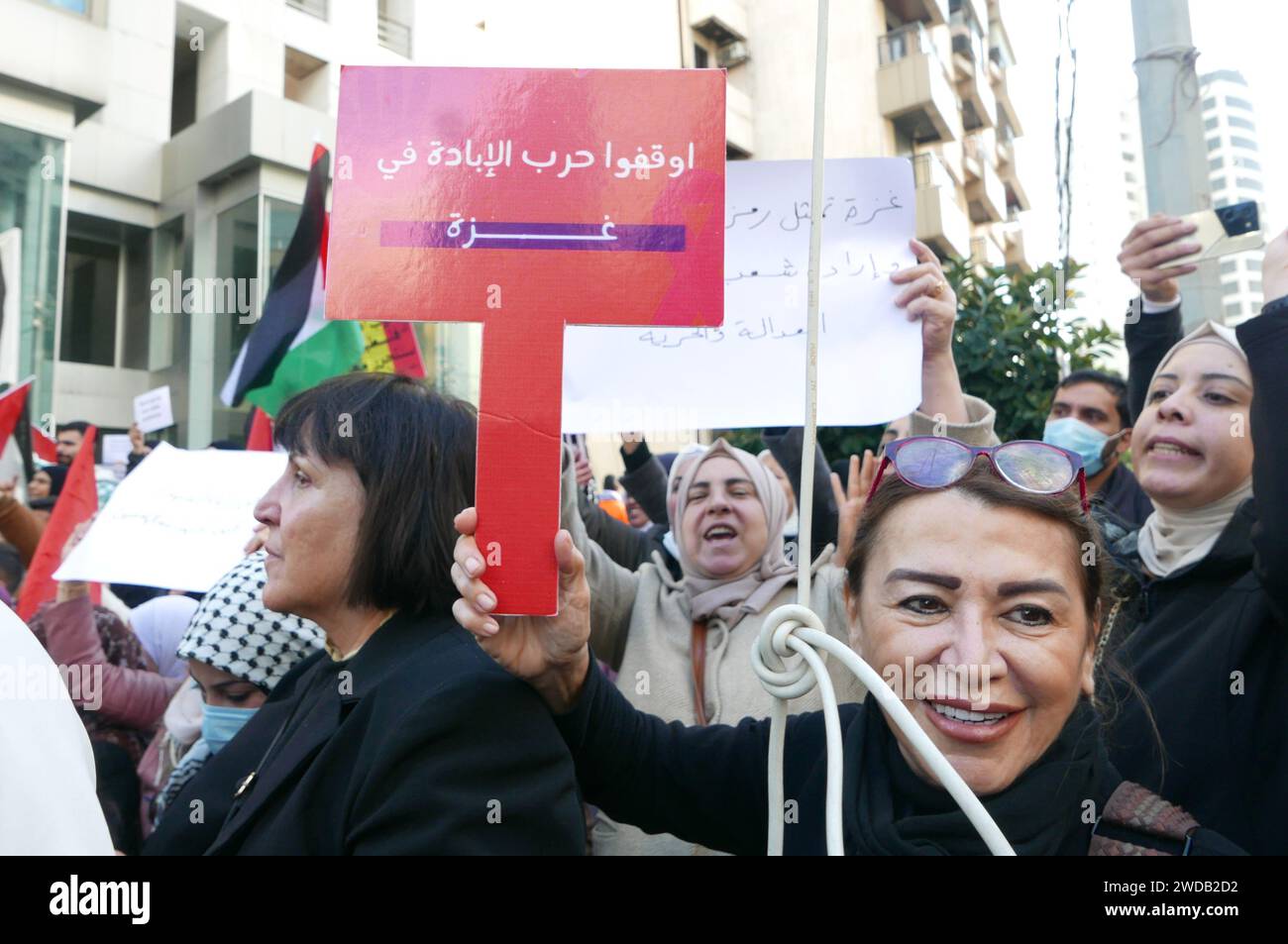 Beirut, Libano. 19 gennaio 2024. Un centinaio di attivisti palestinesi si riuniscono al di fuori del Consolato Onorario sudafricano a Beirut, in Libano, il 19 gennaio 2024. Lo scorso dicembre il Sudafrica ha intentato una causa contro Israele presso la Corte internazionale di giustizia (ICJ), accusando il suo governo di genocidio contro i palestinesi a Gaza dopo oltre due mesi di continui bombardamenti. (Foto di Elisa Gestri/Sipa USA) credito: SIPA USA/Alamy Live News Foto Stock