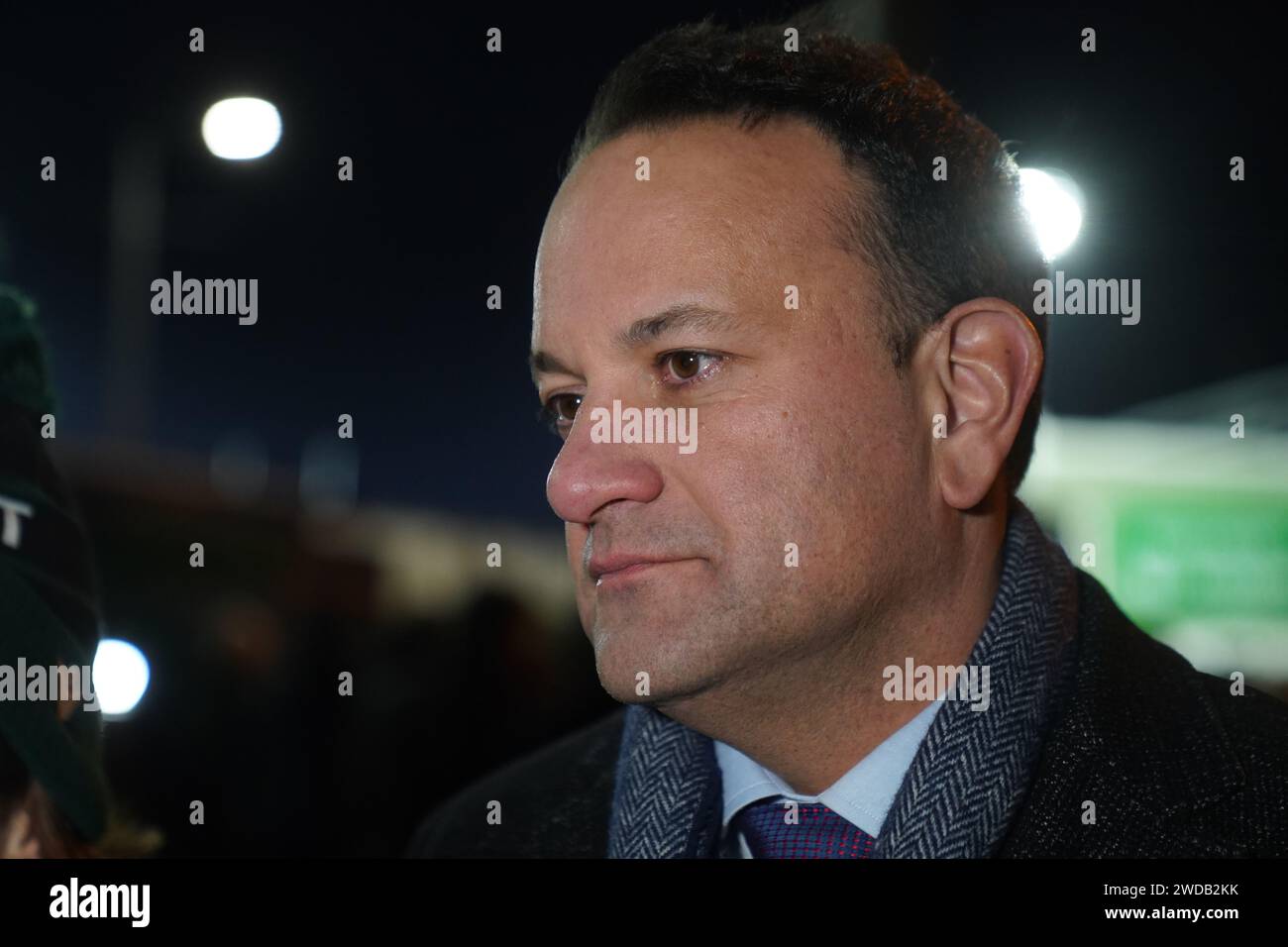 Il Taoiseach Leo Varadkar parla ai media mentre arriva per un evento per celebrare la sponsorizzazione di Dexcom del Connacht Rugby a Galway, prima di partecipare alla partita di rugby Connacht V Bristol Bears al Dexcom Stadium, College Road, Galway. Data immagine: Venerdì 19 gennaio 2024. Foto Stock