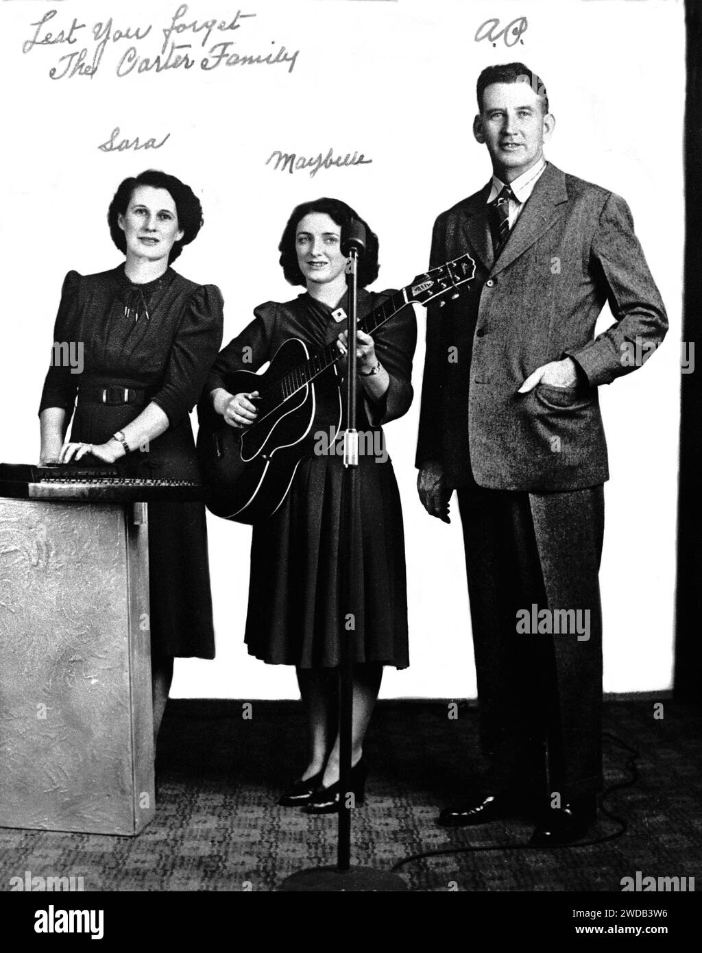 Un ritratto degli anni '1920 del trio pionieristico di musica country The Carter Family include, da sinistra, Sara Carter, Maybelle Carter e A.P. Carter. Foto Stock