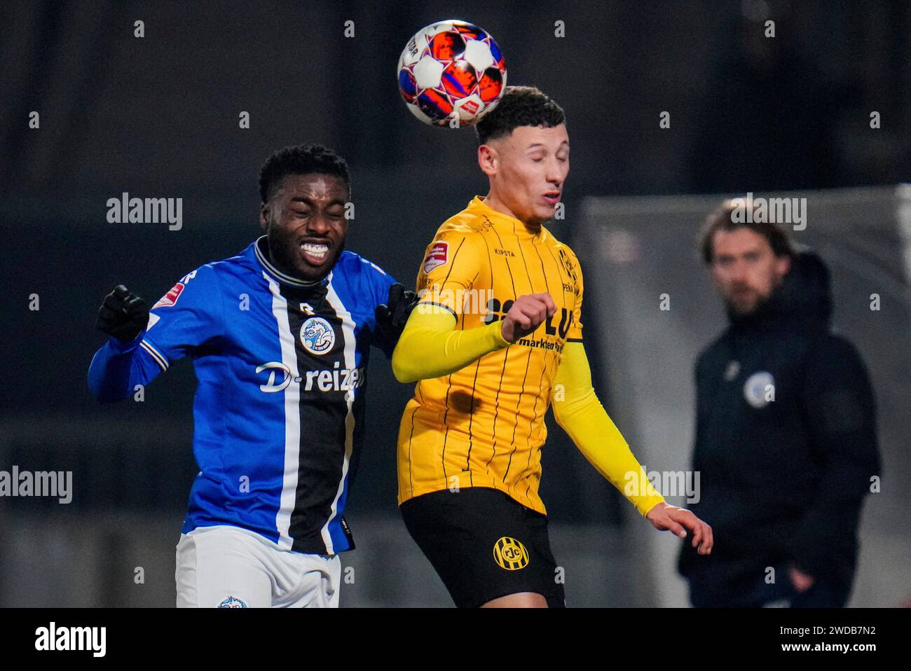 Den Bosch, Paesi Bassi. 19 gennaio 2024. DEN BOSCH, PAESI BASSI - 19 GENNAIO: Dennis Gyamfi del FC Den Bosch e Enrique pena del Roda JC competono per il palla diretto durante il Keuken Kampioen Divisie match tra FC Den Bosch e Roda JC allo Stadion De Vliert il 19 gennaio 2024 a Den Bosch, Paesi Bassi. (Foto di Rene Nijhuis/Orange Pictures) credito: dpa/Alamy Live News Foto Stock