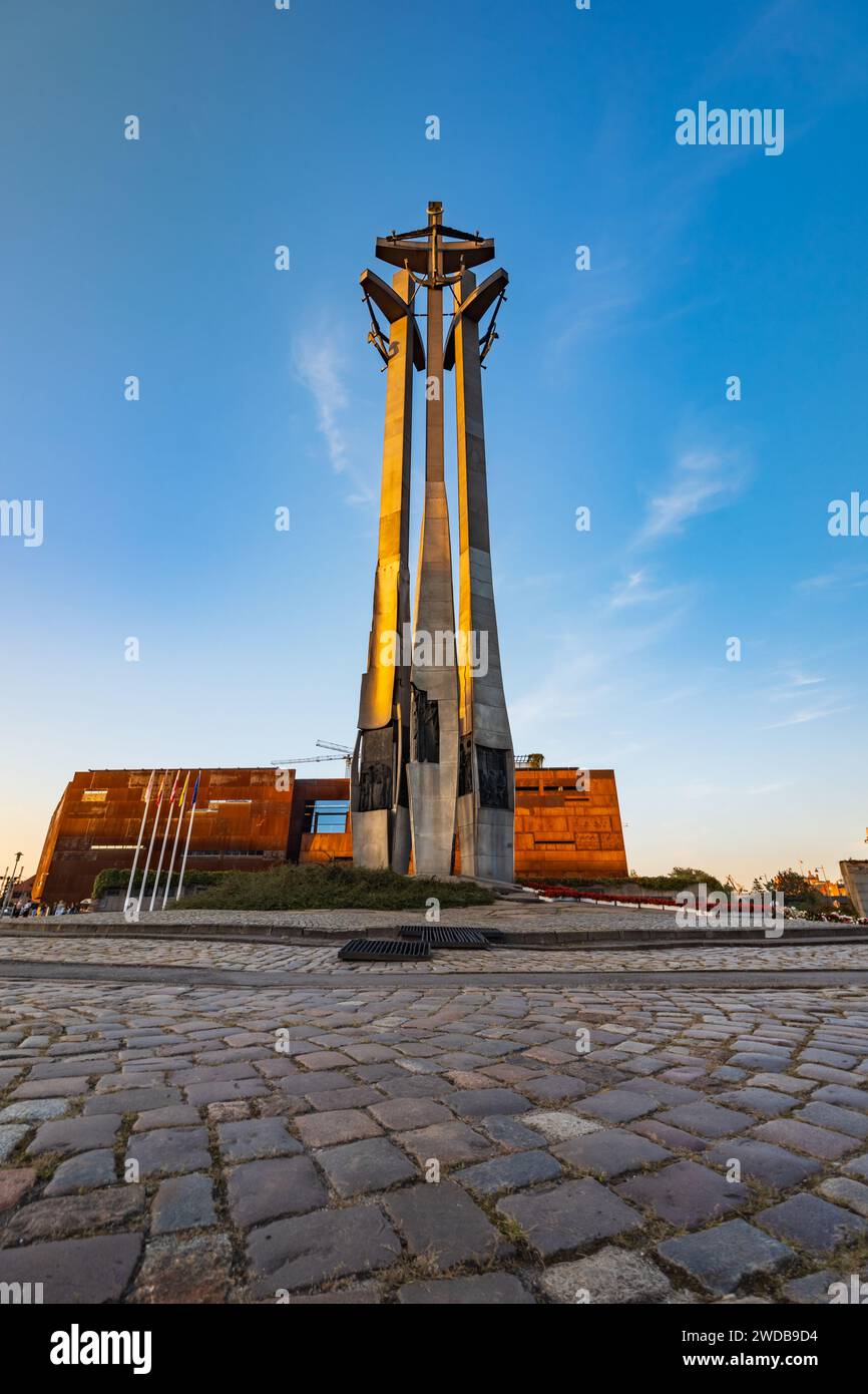 Danzica, Polonia - 7 settembre 2023: Splendido e alto monumento ai lavoratori caduti del cantiere 1970 davanti al bui del Centro europeo di solidarietà Foto Stock