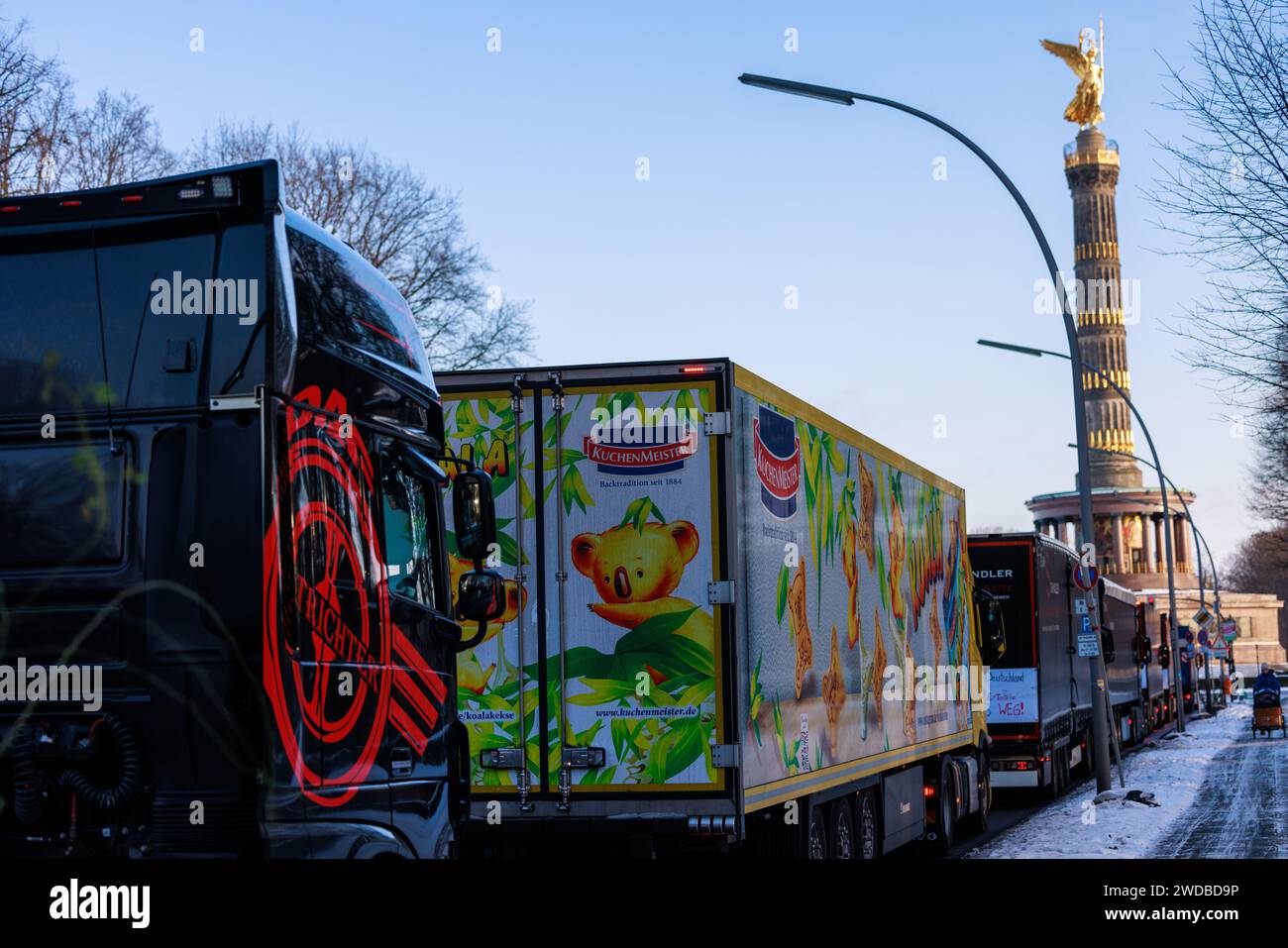 Berlino, Germania - 19 gennaio 2024: Dimostrazione di camion sulla Strasse des 17 Juni tra Brandenburger Tor e Siegessäule. Foto Stock