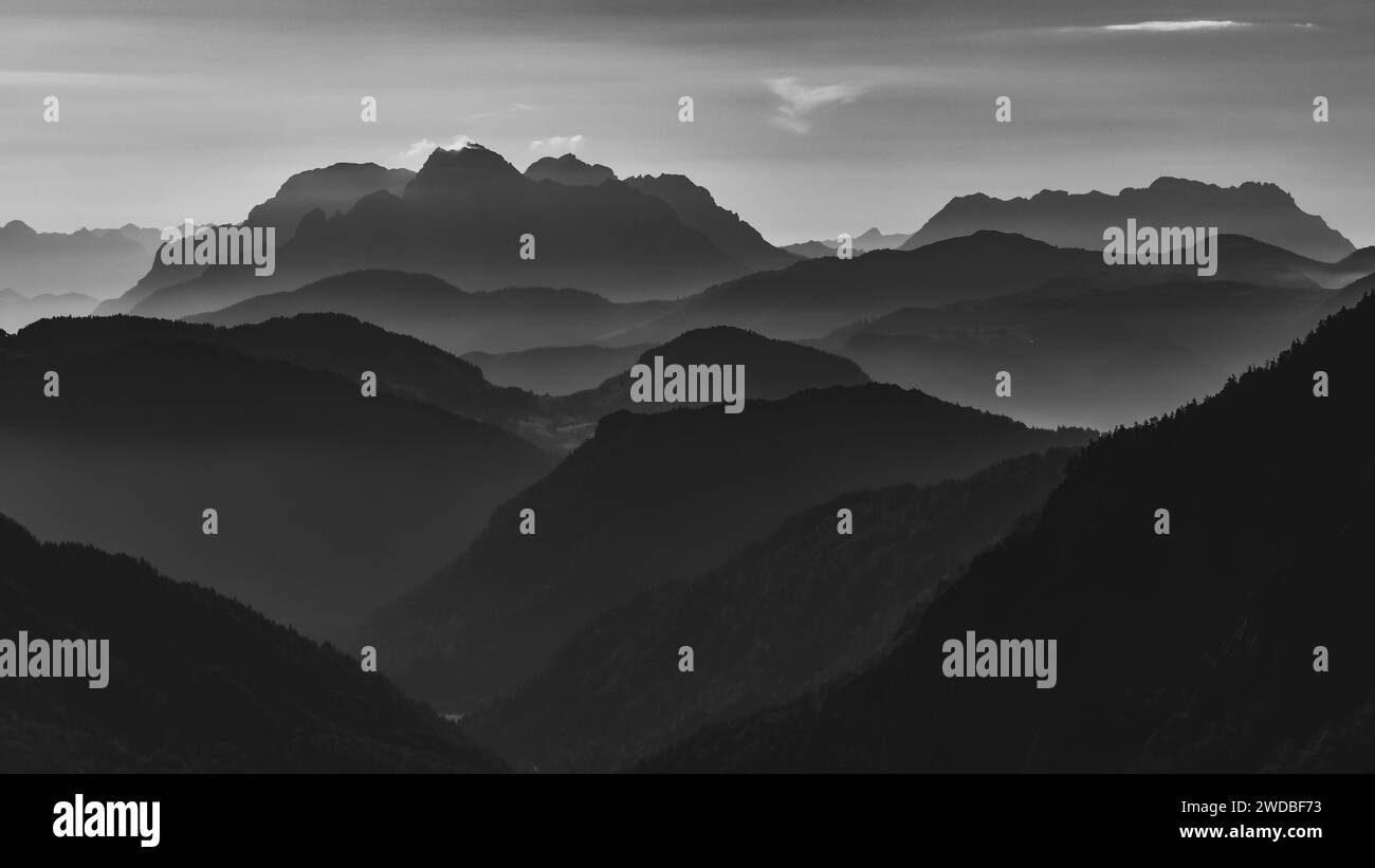 Vista monocromatica da Wilder Kaiser verso Loferer Steinberge montagne con nebbia nelle valli, Tirolo, Austria Foto Stock