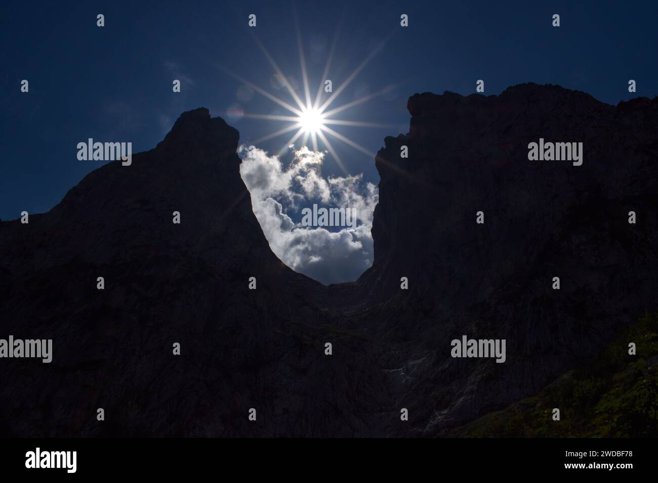 Vista verso Steinerne Rinne e Ellmauer Tor contro il sole, Wilder Kaiser, Tirolo, Austria Foto Stock