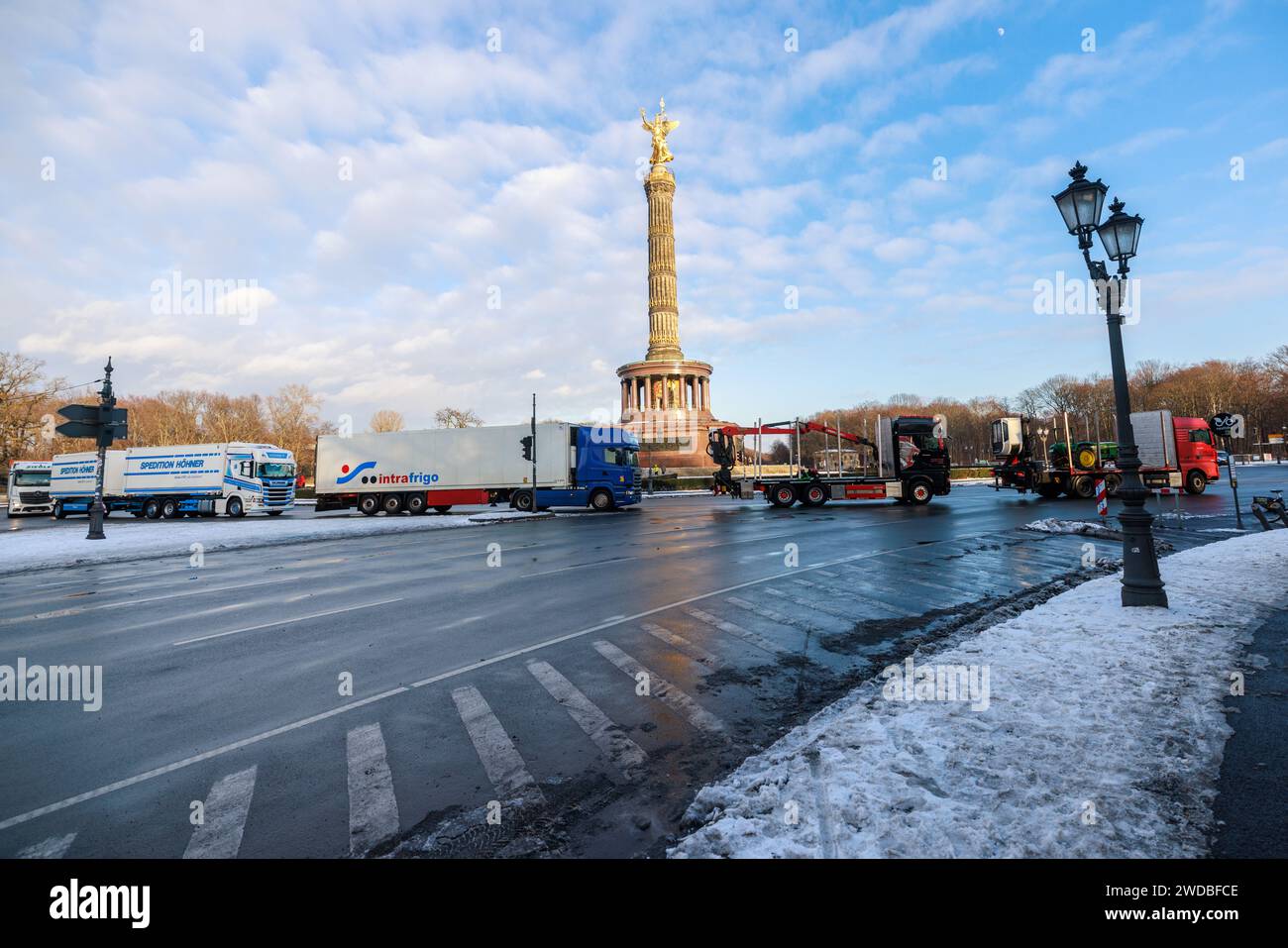 Berlino, Germania - 19 gennaio 2024: Dimostrazione di camion sulla Strasse des 17 Juni tra Brandenburger Tor e Siegessäule. Foto Stock