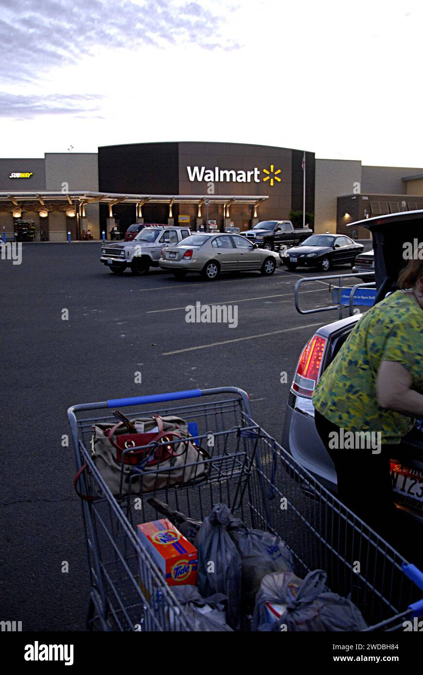 CLARKSTON / STATO DI WASHINGTON / USA- clienti anziani provenienti da walmart dopo aver fatto acquisti con un carrello 24 maggio 2014 Foto Stock