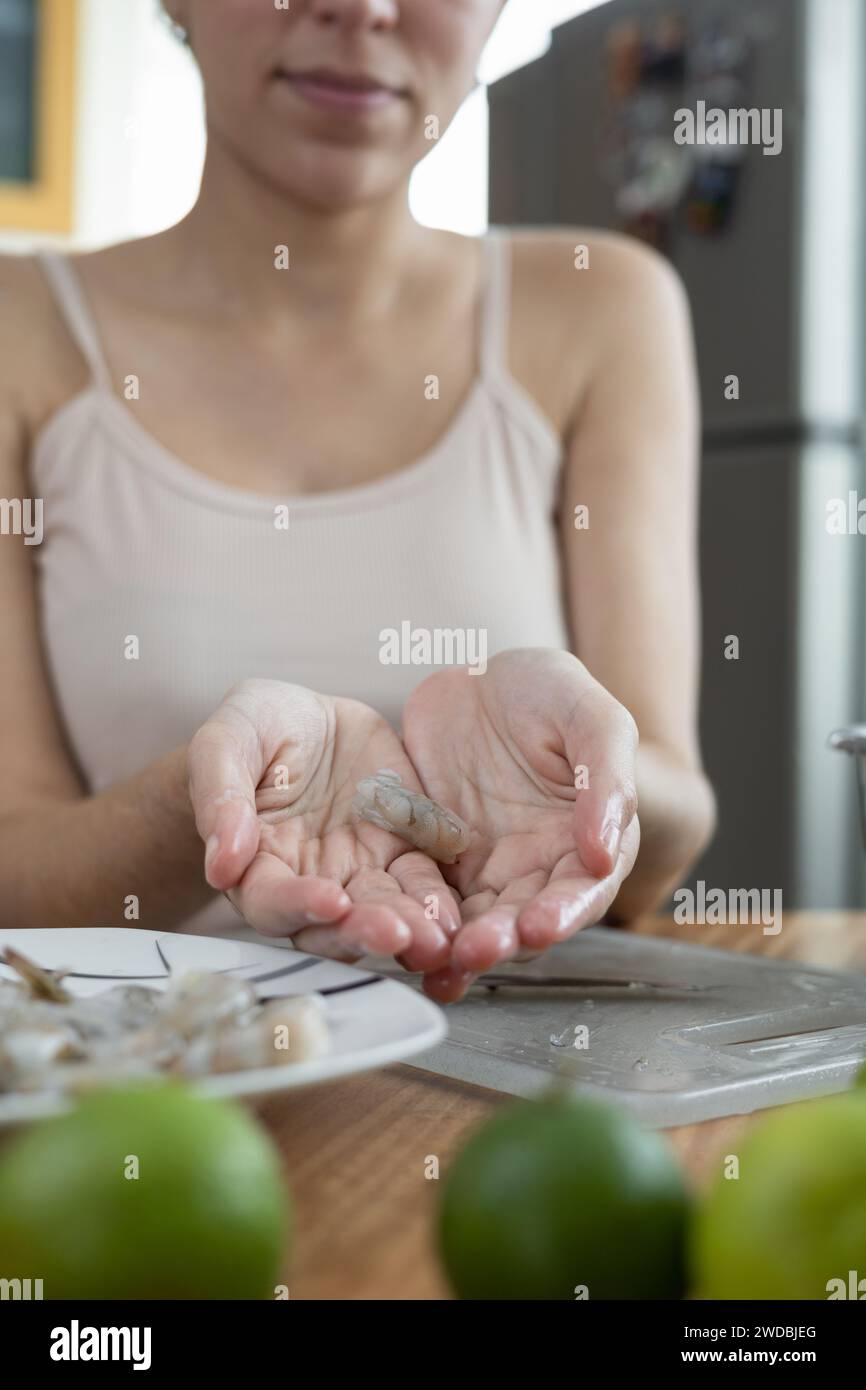lavori di casa, preparazione degli ingredienti per cucinare, interni della cucina con dettagli di lavoro dello chef, stile di vita Foto Stock