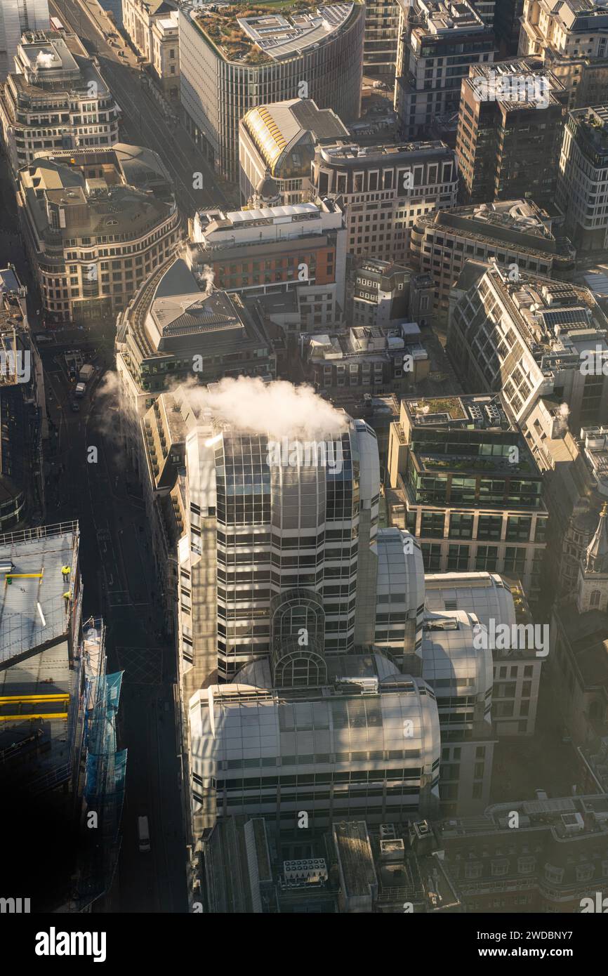 La City of London è uno storico quartiere finanziario. I moderni grattacieli aziendali torreggiano sopra le vestigia dei vicoli medievali sottostanti Foto Stock