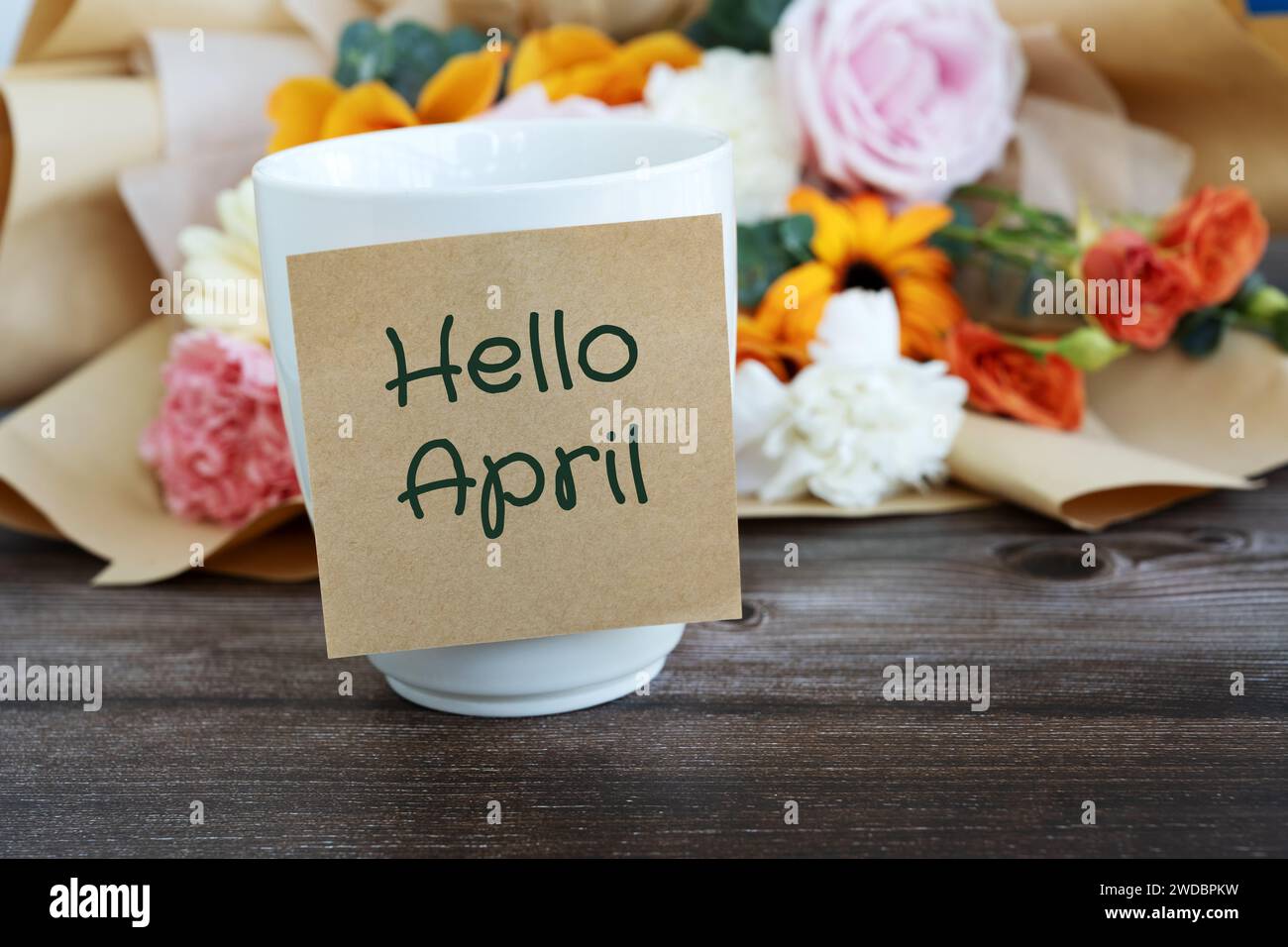 Ciao April sulla nota adesiva sulla tazza da caffè Foto Stock