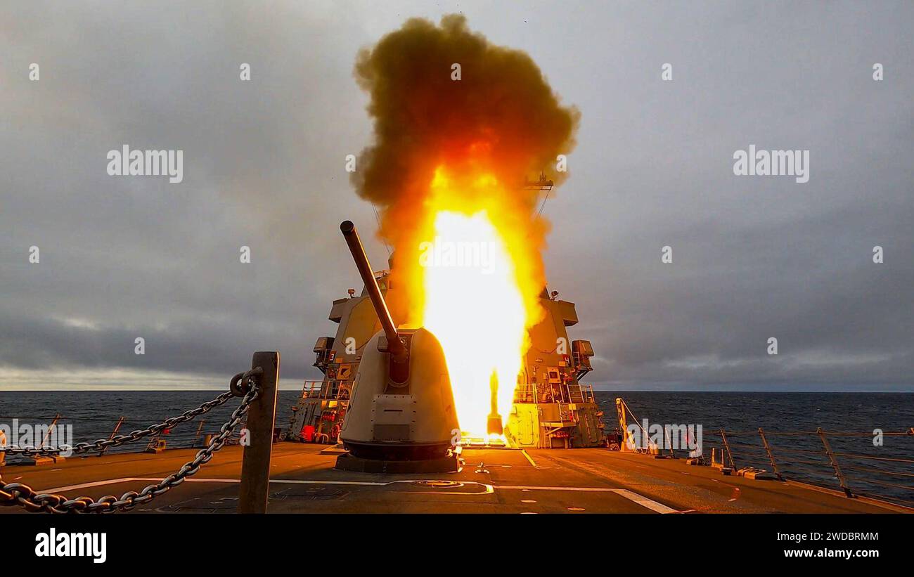 230520UD253-735 - USS Oscar Austin -79) completa un SM-2 Engagement in Support of Exercise Formidable Shield 2023. Foto Stock