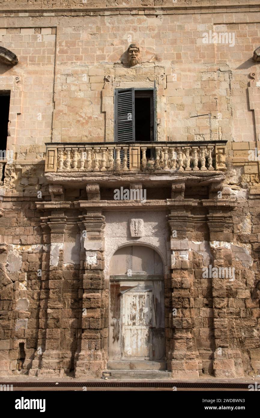 Vittoriosa, Three Cities Malta, abbandonata in rovina, molto vecchie case di famiglia un tempo belle e ricche a Malta, fronte mare abbandonato a causa di negligenza, ecc., ora in caduta. Isola di Malta Europa. 2024 2000 HOMER SYKES Foto Stock