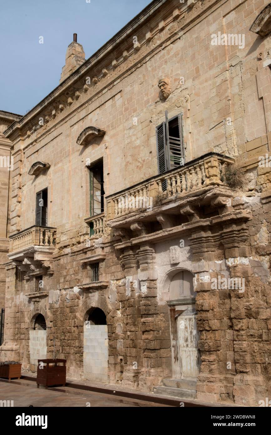 Vittoriosa, Three Cities Malta, abbandonata in rovina, molto vecchie case di famiglia un tempo belle e ricche a Malta, fronte mare abbandonato a causa di negligenza, ecc., ora in caduta. Isola di Malta Europa. 2024 2000 HOMER SYKES Foto Stock