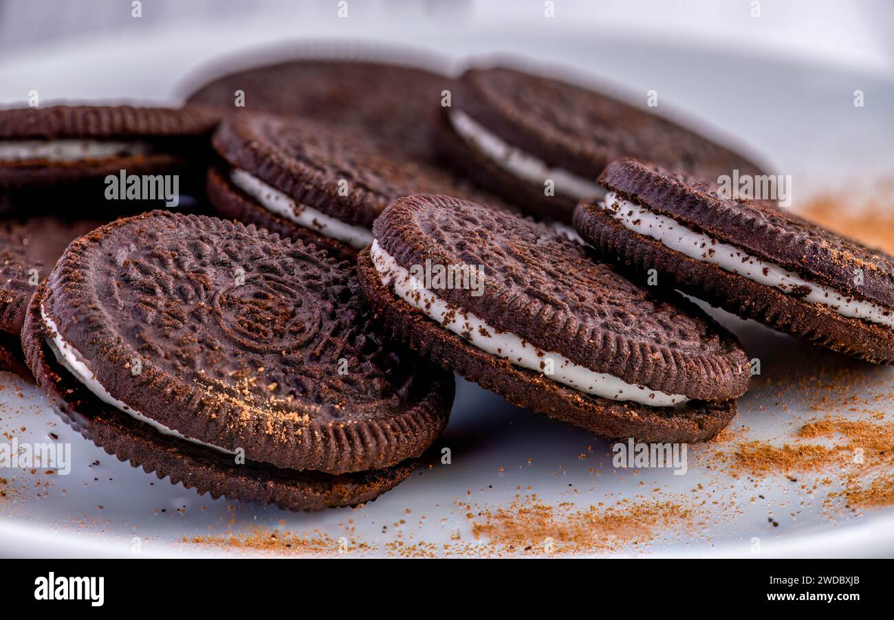 Biscotti con crema aromatizzata al cioccolato Foto Stock