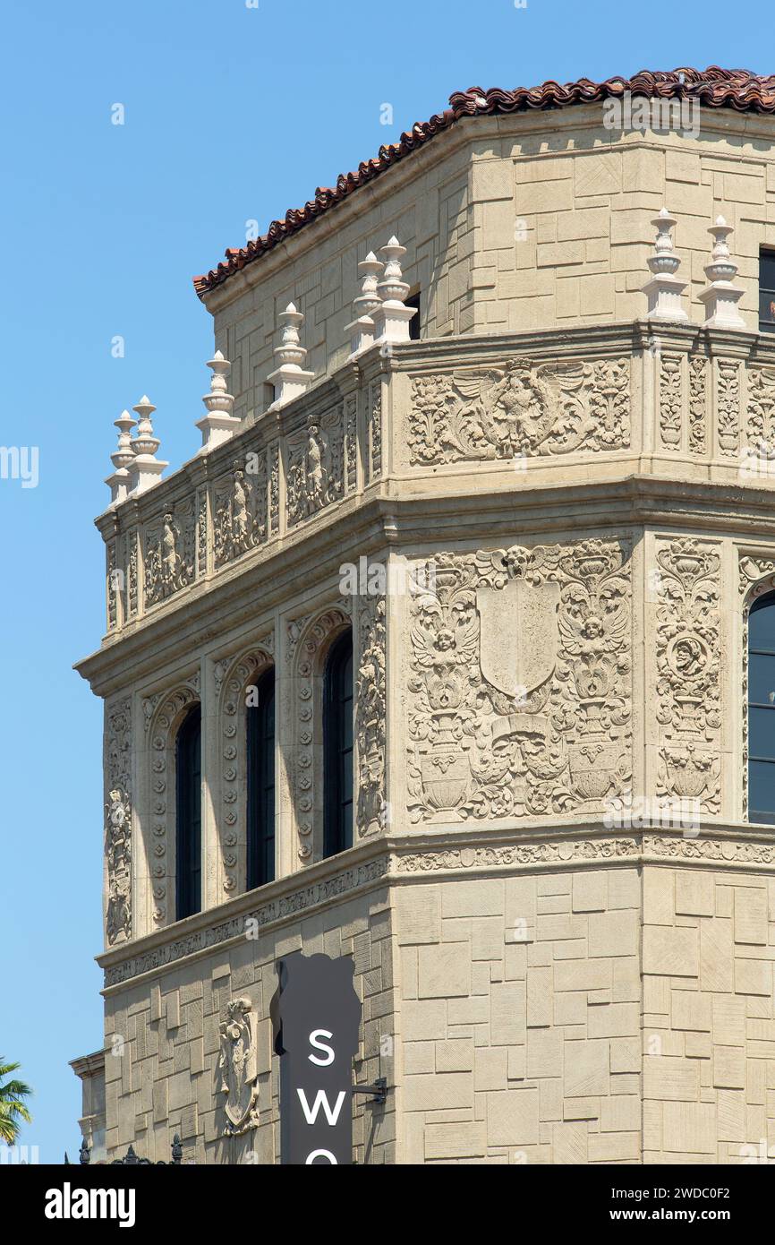 Fotografia architettonica professionale di Chapman Court, edificio ad uso misto in stile revival spagnolo progettato da Morgan, Walls & Clements 1928, 6th St in LOS ANGELES Foto Stock