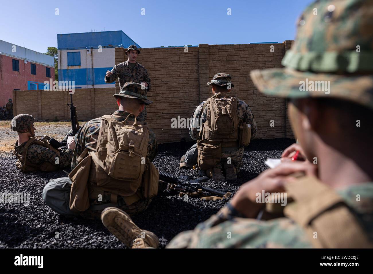 U.S. Navy Petty Officer 3rd Class Garrett Weinell, un corpo d'armata con Marine Wing Headquarters Squadron (MWHS) 1, istruisce una classe sulla cura delle vittime di combattimento tattico durante un'esercitazione sul campo a Camp Hansen, Okinawa, Giappone, 18 gennaio 2023. MWHS-1 ha condotto prove di preparazione al combattimento di sicurezza nell'area posteriore, che ha permesso ai Marines di valutare la loro prontezza in un ambiente sul campo e impegnarsi in esercizi di addestramento di squadra. (U.S. Foto del corpo dei Marines del cpl. Kyle Chan) Foto Stock