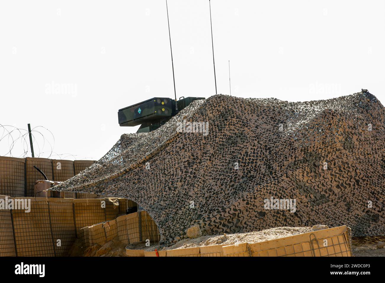 U.S. Army Soldiers from 1st Battalion, 7th Air Defense Artillery Regiment, 108th Air Defense Artillery Brigade, operano un Avenger AN/TWQ-1 in una posizione non rivelata nell'area operativa CENTCOM, 25 dicembre 2023. L'Avenger Air Defense System offre la protezione delle unità di terra da missili da crociera, aerei a bassa quota, elicotteri e sistemi aerei senza equipaggio nell'AOR CENTCOM in mezzo a una maggiore posizione di protezione della forza. (Foto dell'esercito degli Stati Uniti del sergente Christopher Neu) Foto Stock