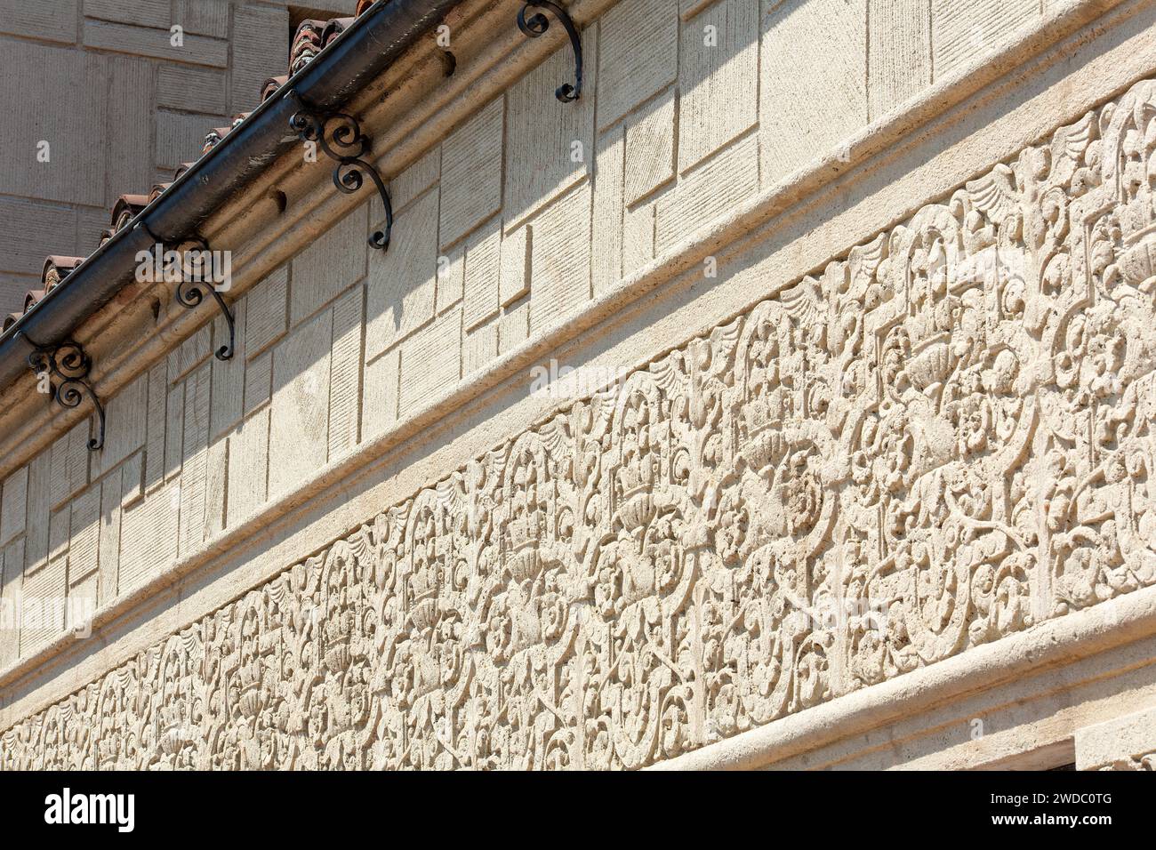 Fotografia architettonica professionale di Chapman Court, edificio a uso misto in stile revival spagnolo progettato da Morgan, Walls & Clements 1928, 6th St a Los Angeles Foto Stock