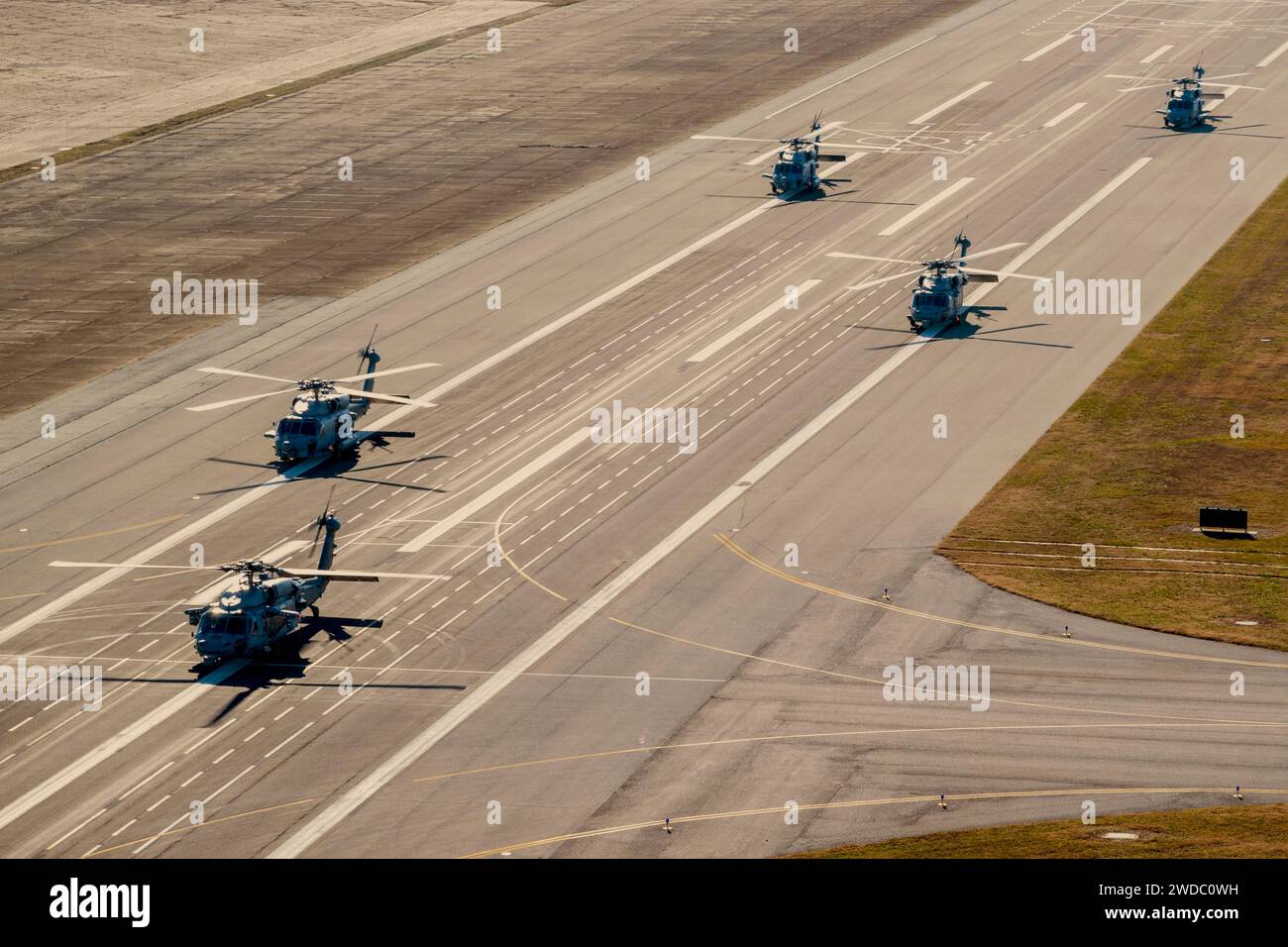 Gli elicotteri MH-60R e MH-60S dell'Air test and Evaluation Squadron (HX) TWO ONE conducono un evento di volo in formazione sopra la Naval Air Station Patuxent River e la comunità circostante nel Maryland meridionale. Foto ufficiali della Marina degli Stati Uniti di Erik Hildebrandt. Foto Stock