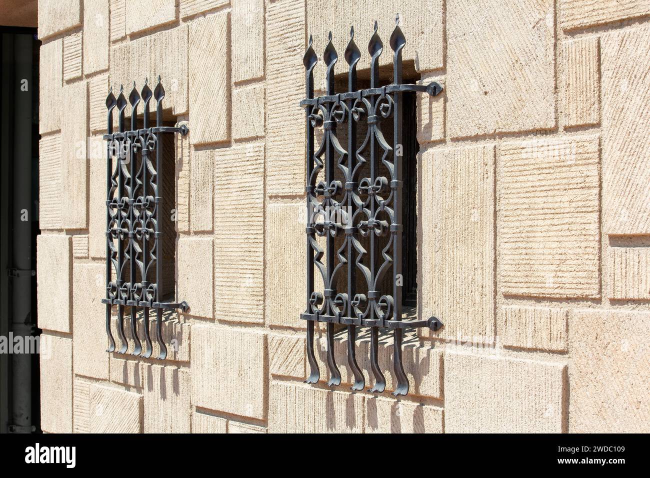 Fotografia architettonica professionale di Chapman Court, edificio a uso misto in stile revival spagnolo progettato da Morgan, Walls & Clements 1928, 6th St a Los Angeles Foto Stock