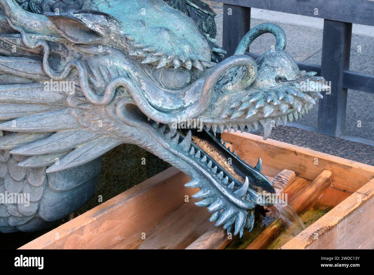 La fontana del drago all'ingresso del tempio Kiyomizu-dera a Kyoto, Giappone. Foto Stock