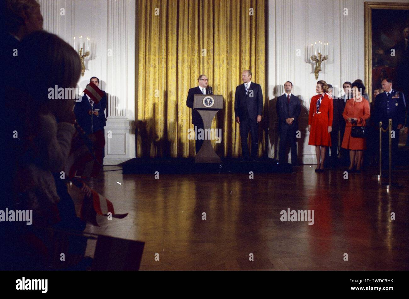 Fotografia del Cancelliere austriaco Bruno Kreisky che fa commenti nella sala est della Casa Bianca durante una cerimonia di arrivo dello Stato, mentre il Presidente Gerald R. Ford si trova nelle vicinanze - Foto Stock