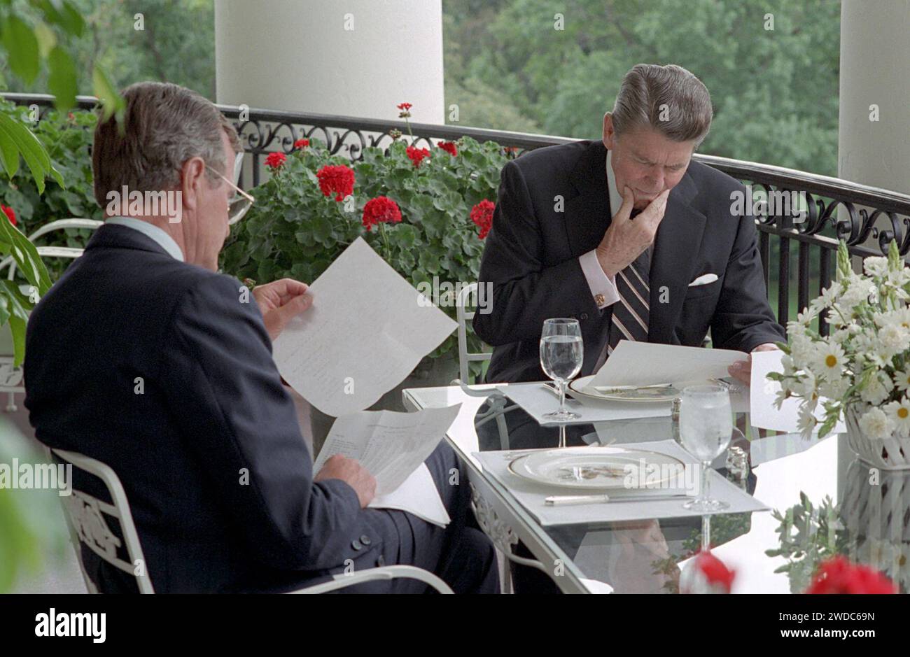 Il presidente Ronald Reagan pranza con il vicepresidente George H. W. Bush. Foto Stock