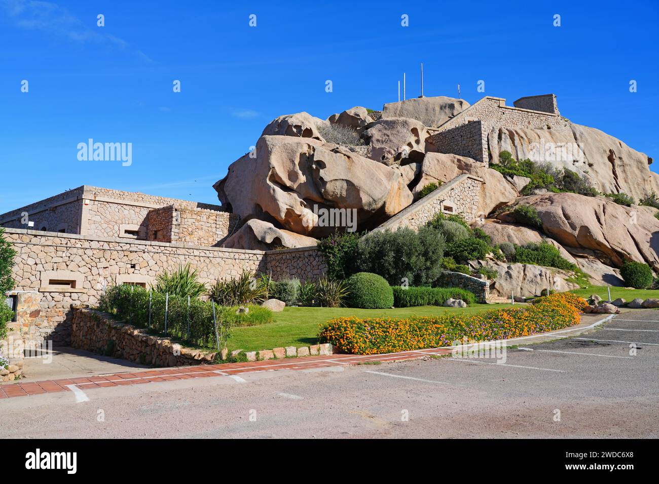 BAJA SARDINIA, ITALY -21 OCT 2023 – Vista del villaggio balneare di Baja Sardinia (Baia Sardinia) sulla Costa Smeralda nel nord Sardegna, Ital Foto Stock