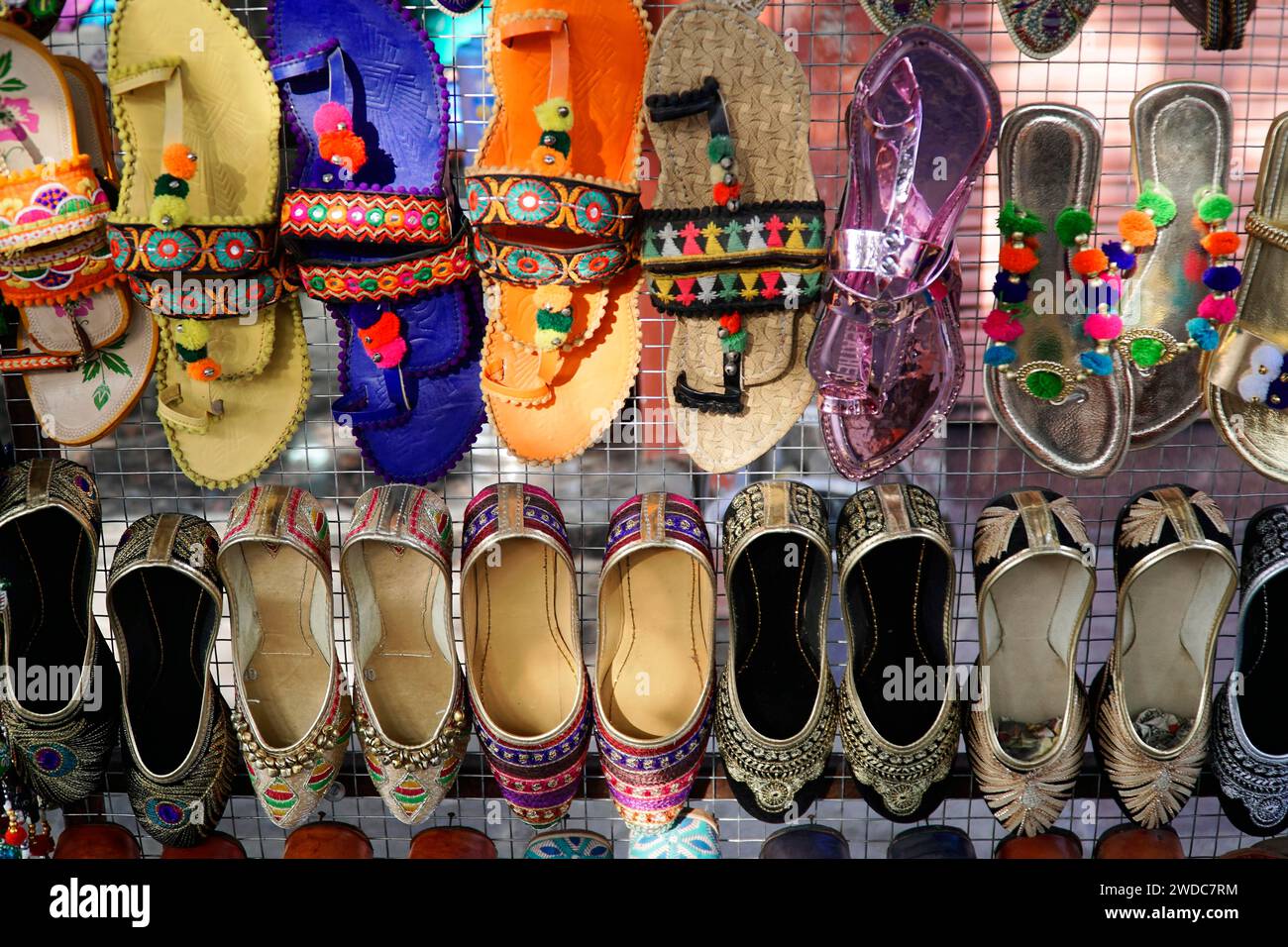 Vendita di scarpe, bazar di strada, Jaipur, Rajasthan, India Foto Stock