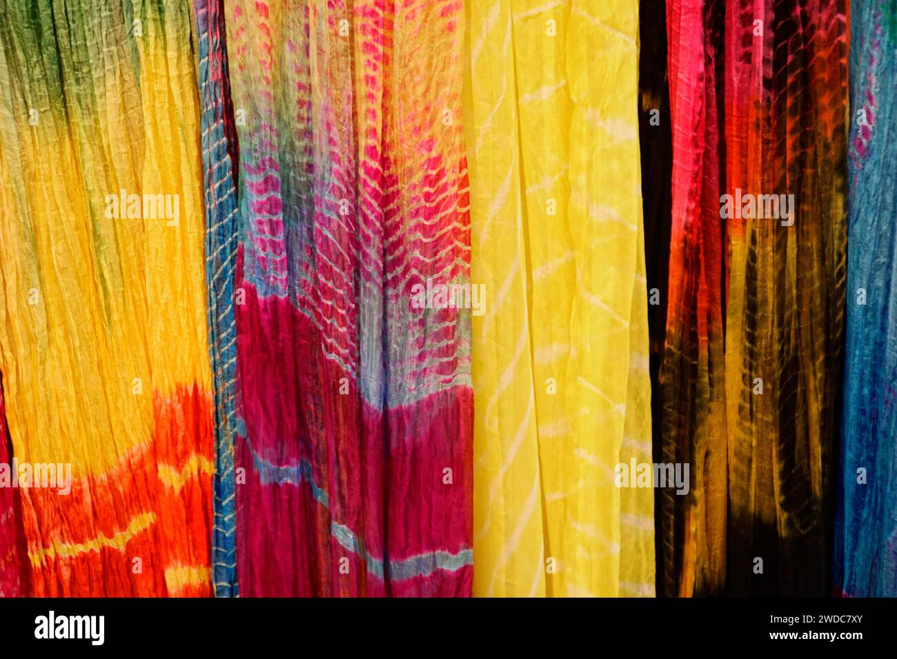 Sciarpe di seta colorate, mercato di strada, Jaisalmer, Rajasthan, India Foto Stock