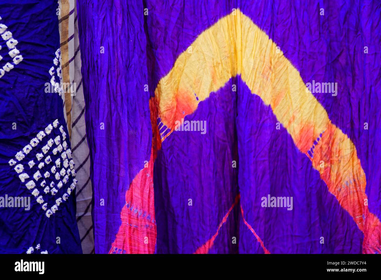 Sciarpe di seta colorate, mercato di strada, Jaisalmer, Rajasthan, India Foto Stock