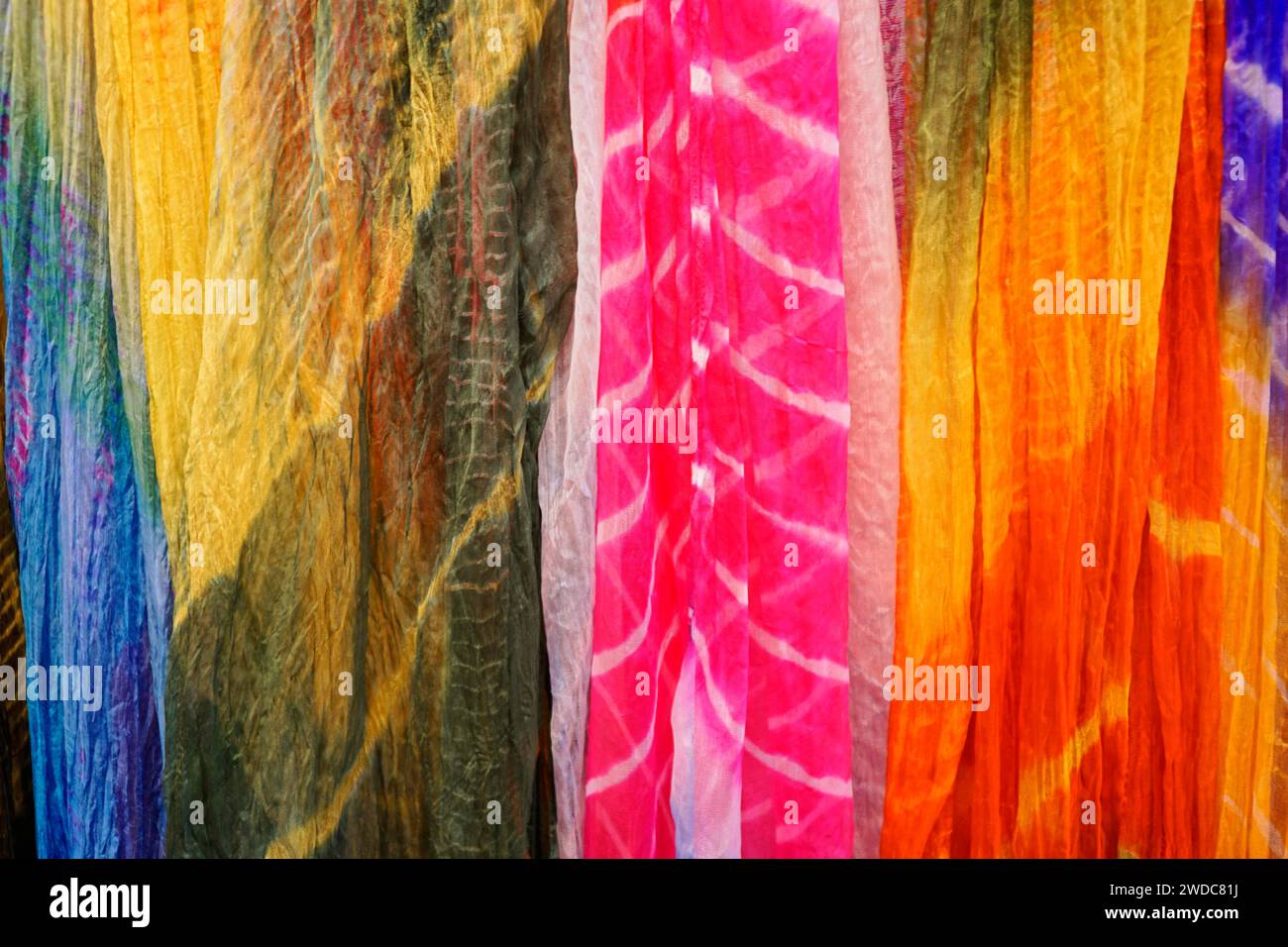 Sciarpe di seta colorate, mercato di strada, Jaisalmer, Rajasthan, India Foto Stock