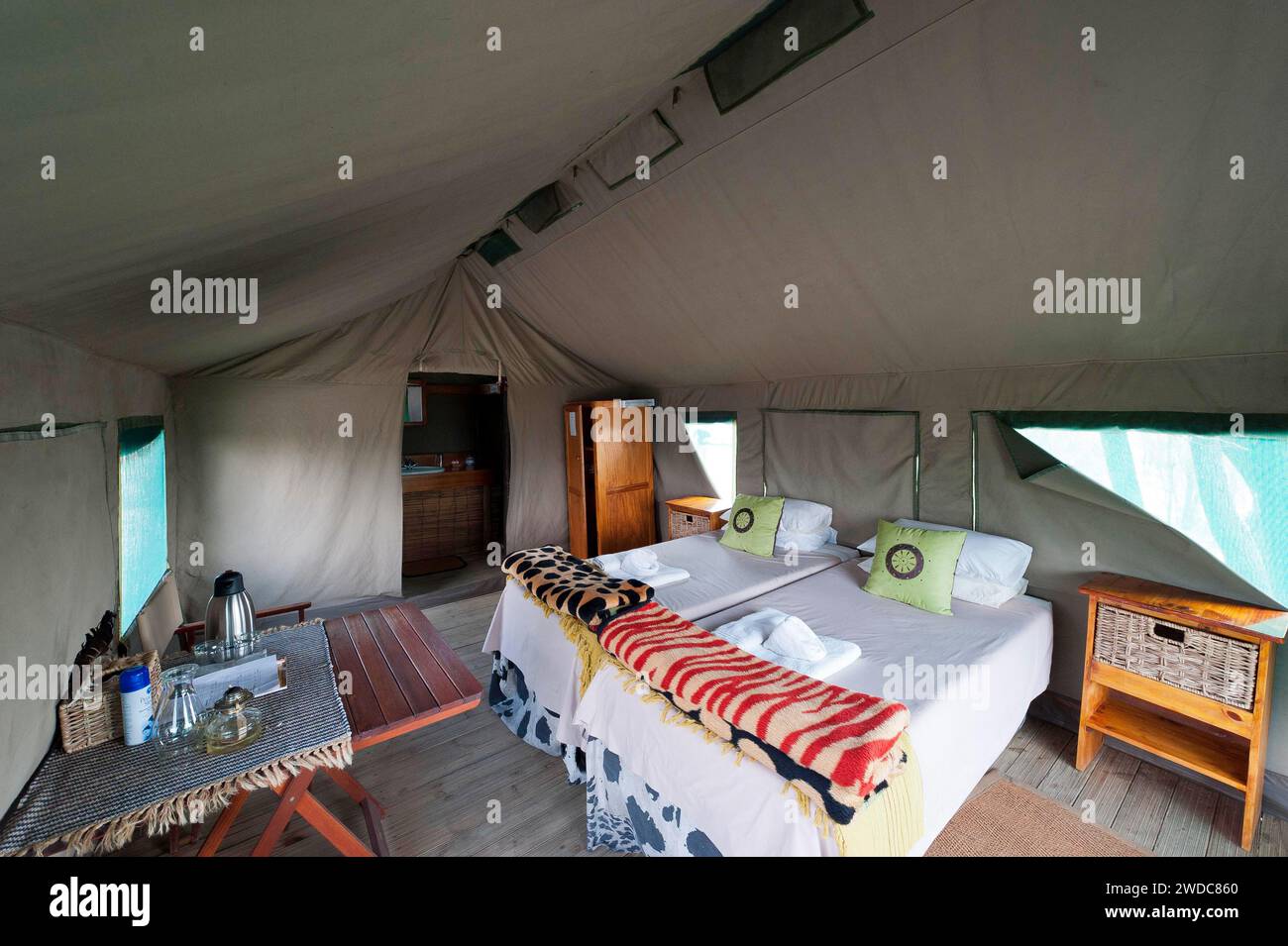 Tenda Lodge con letto, bagno, camera da letto, pernottamento, campeggio, glamping, alloggio, viaggi, turismo, vacanza, safari, tour, avventura, Moremi Foto Stock
