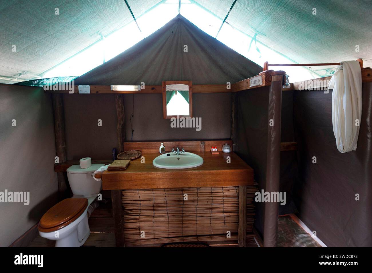 Tenda Lodge con bagno, vasca, WC, lavaggio, igiene, pernottamento, campeggio, glamping, alloggio, viaggio, turismo, vacanza, safari, tour Foto Stock
