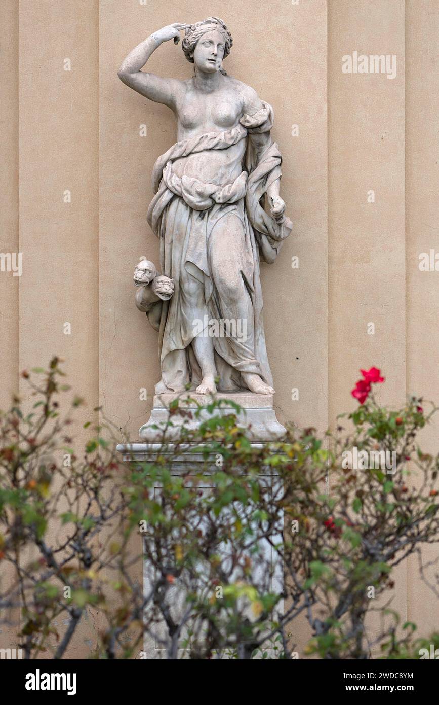 Scultura di una donna con un serpente a più teste, nel giardino di Palazzo reale, via Balbi, 10, Genova, Italia Foto Stock